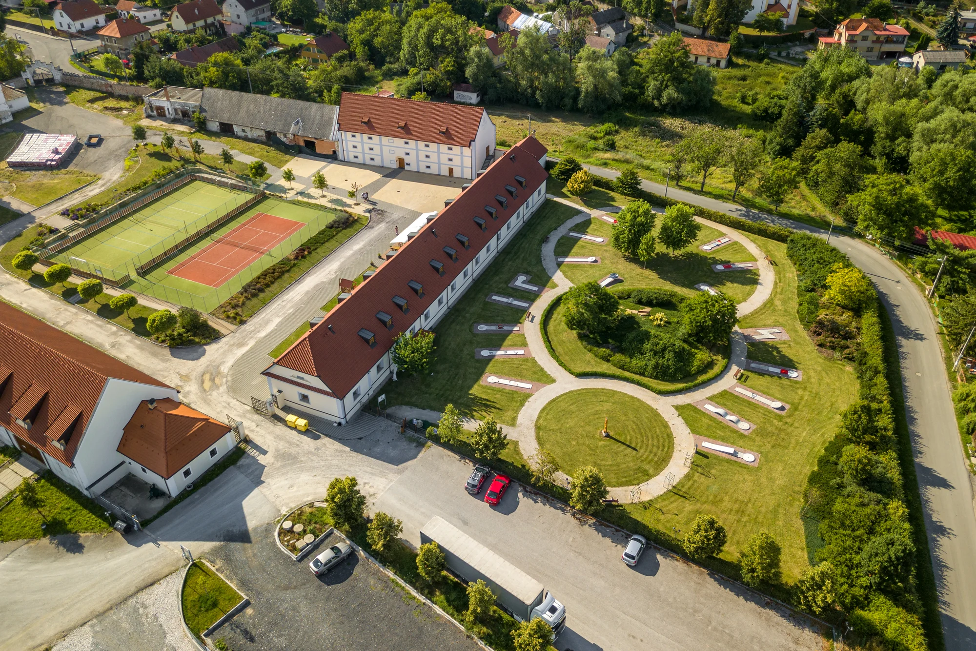 Minigolf v krásném parku a pivo nebo limonáda pro dva či celou rodinu