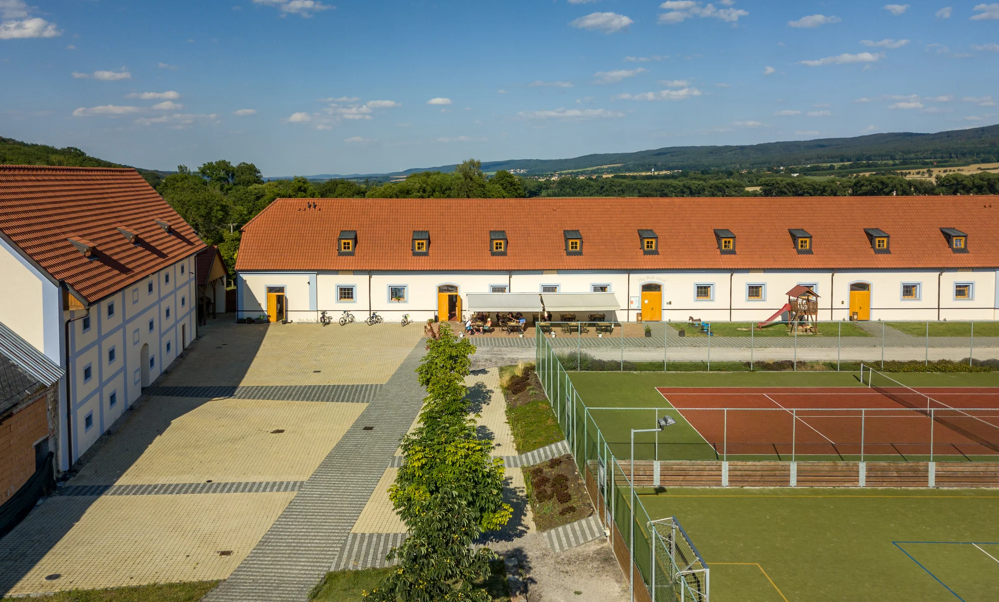 Minigolf v krásném parku a pivo nebo limonáda pro dva či celou rodinu