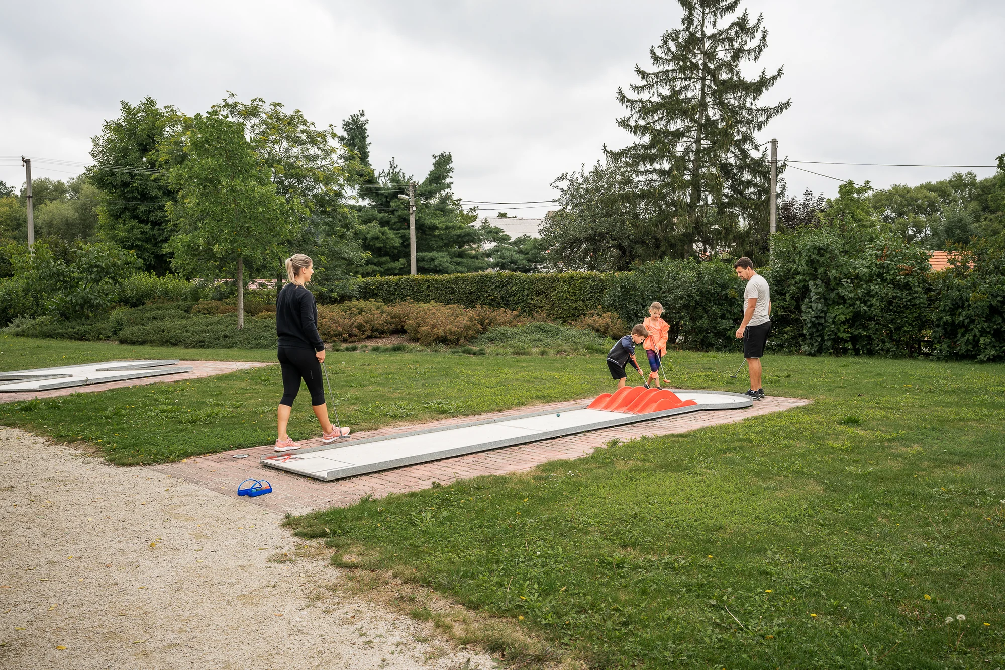 Minigolf v krásném parku a pivo nebo limonáda pro dva či celou rodinu