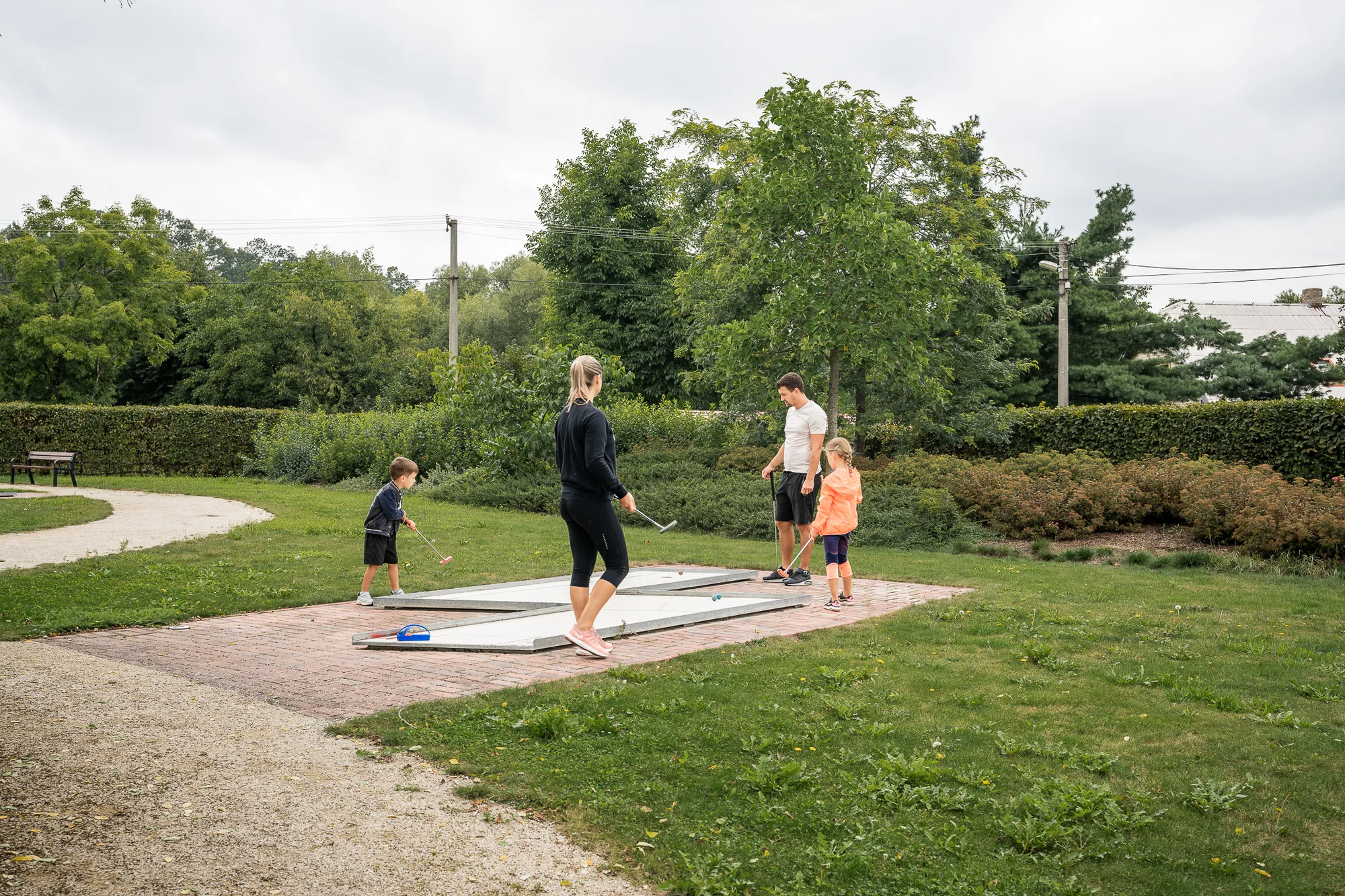 Minigolf v krásném parku a pivo nebo limonáda pro dva či celou rodinu