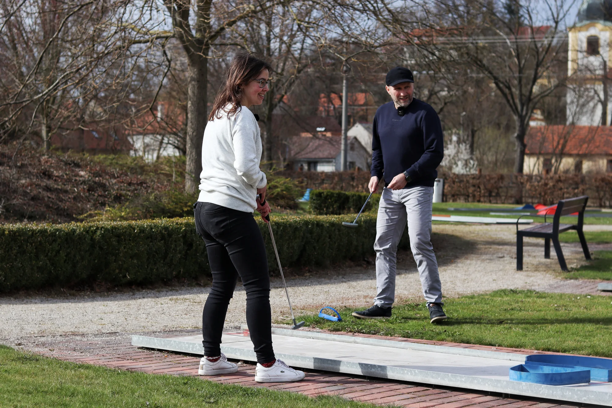 Minigolf v krásném parku a pivo nebo limonáda pro dva či celou rodinu