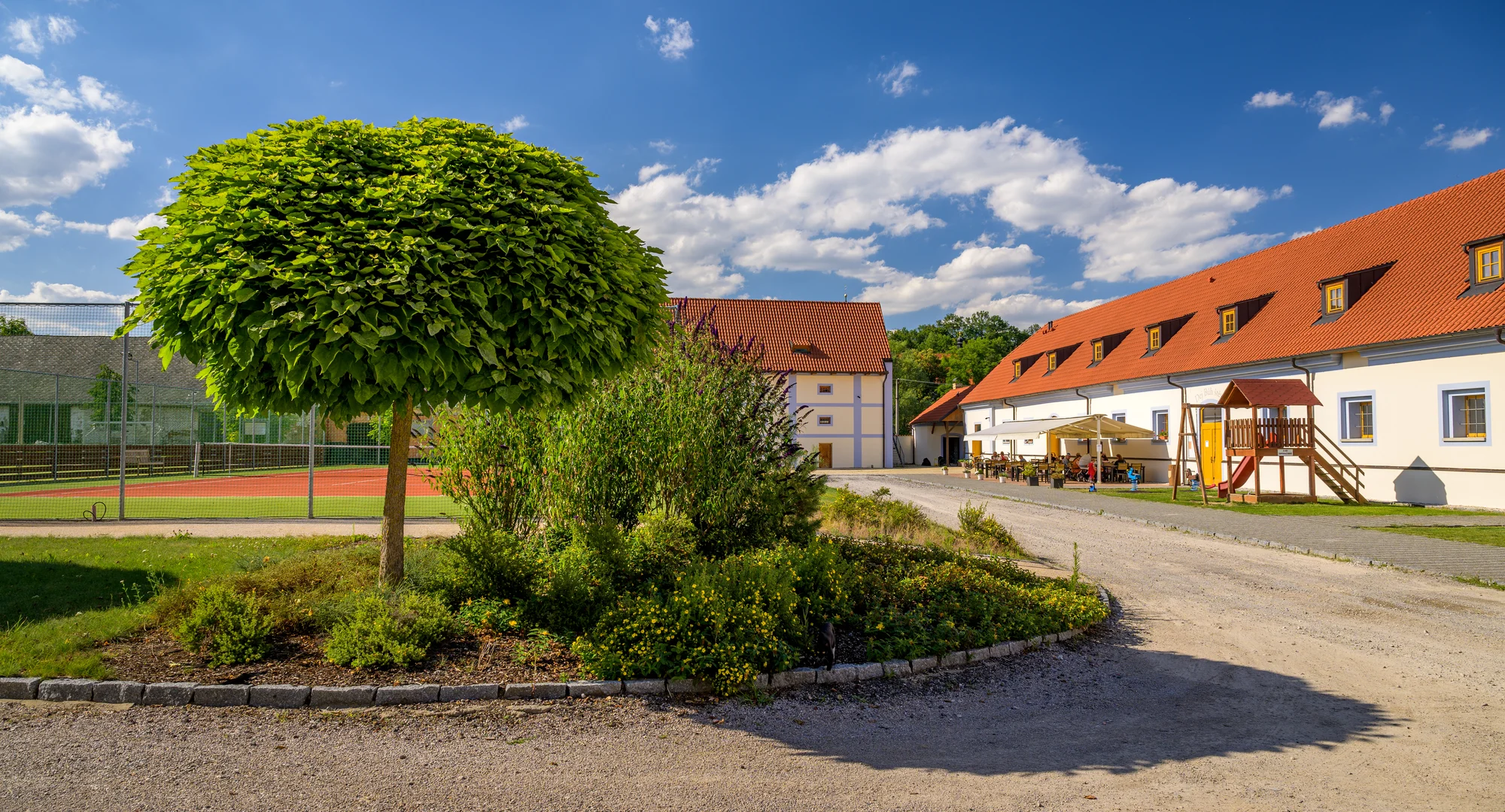Minigolf v krásném parku a pivo nebo limonáda pro dva či celou rodinu
