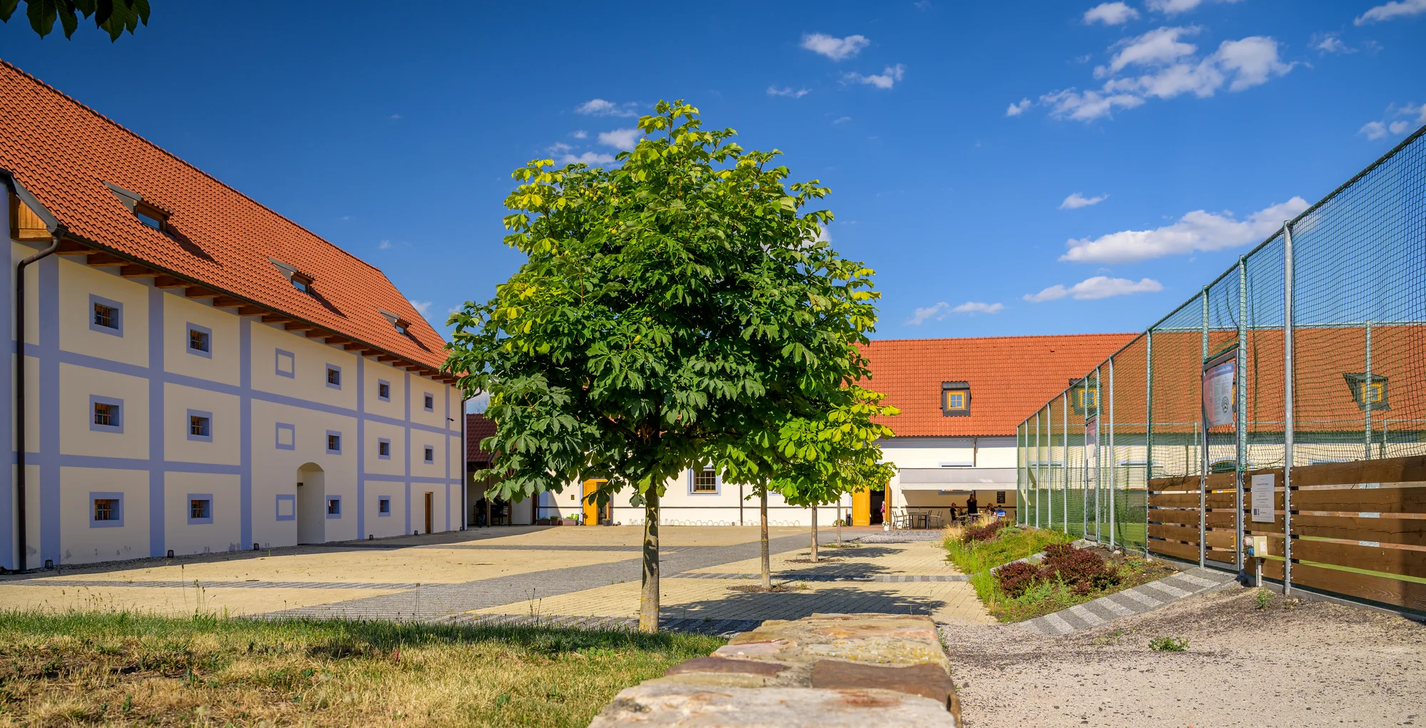 Minigolf v krásném parku a pivo nebo limonáda pro dva či celou rodinu