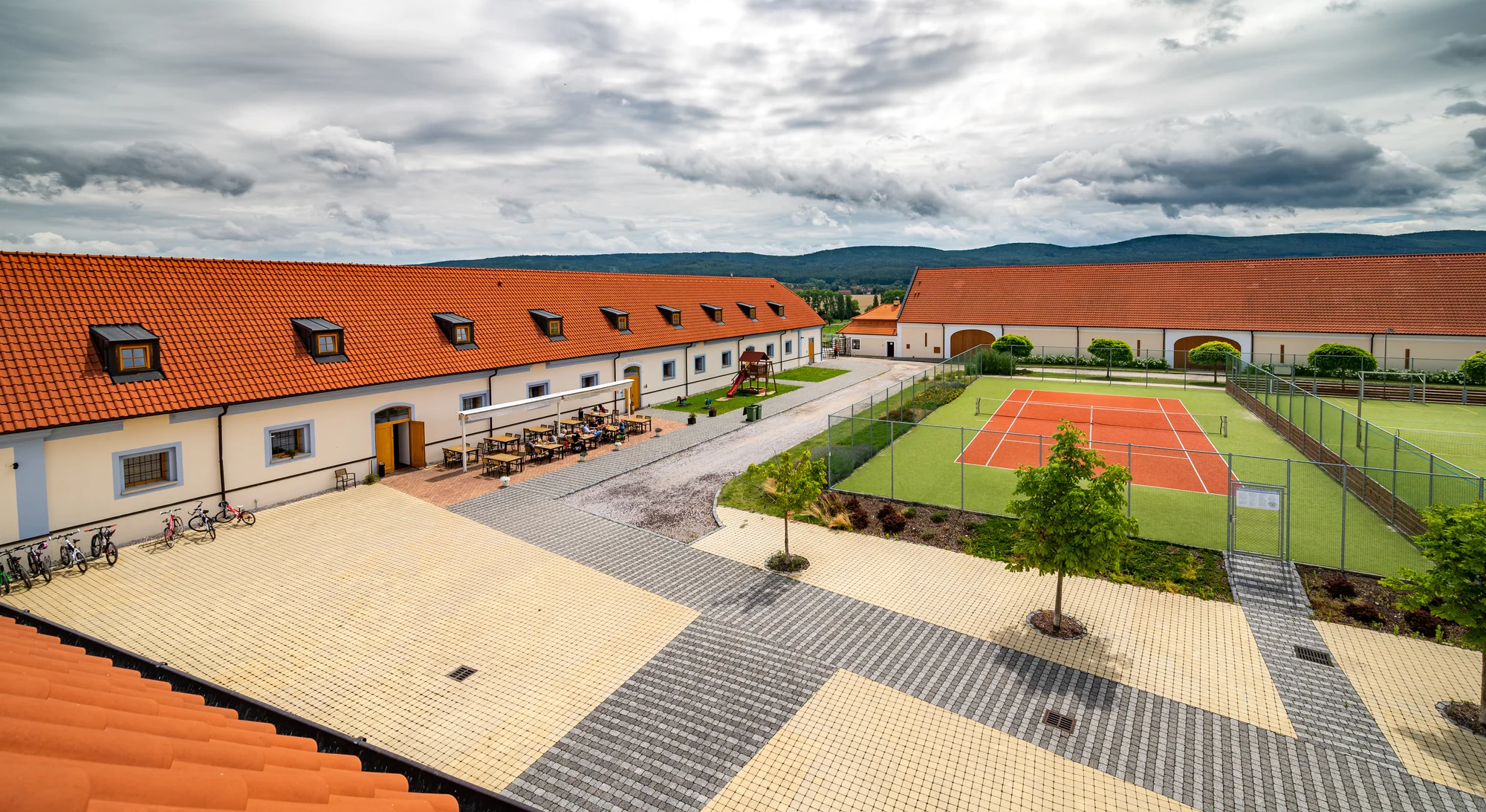 Minigolf v krásném parku a pivo nebo limonáda pro dva či celou rodinu