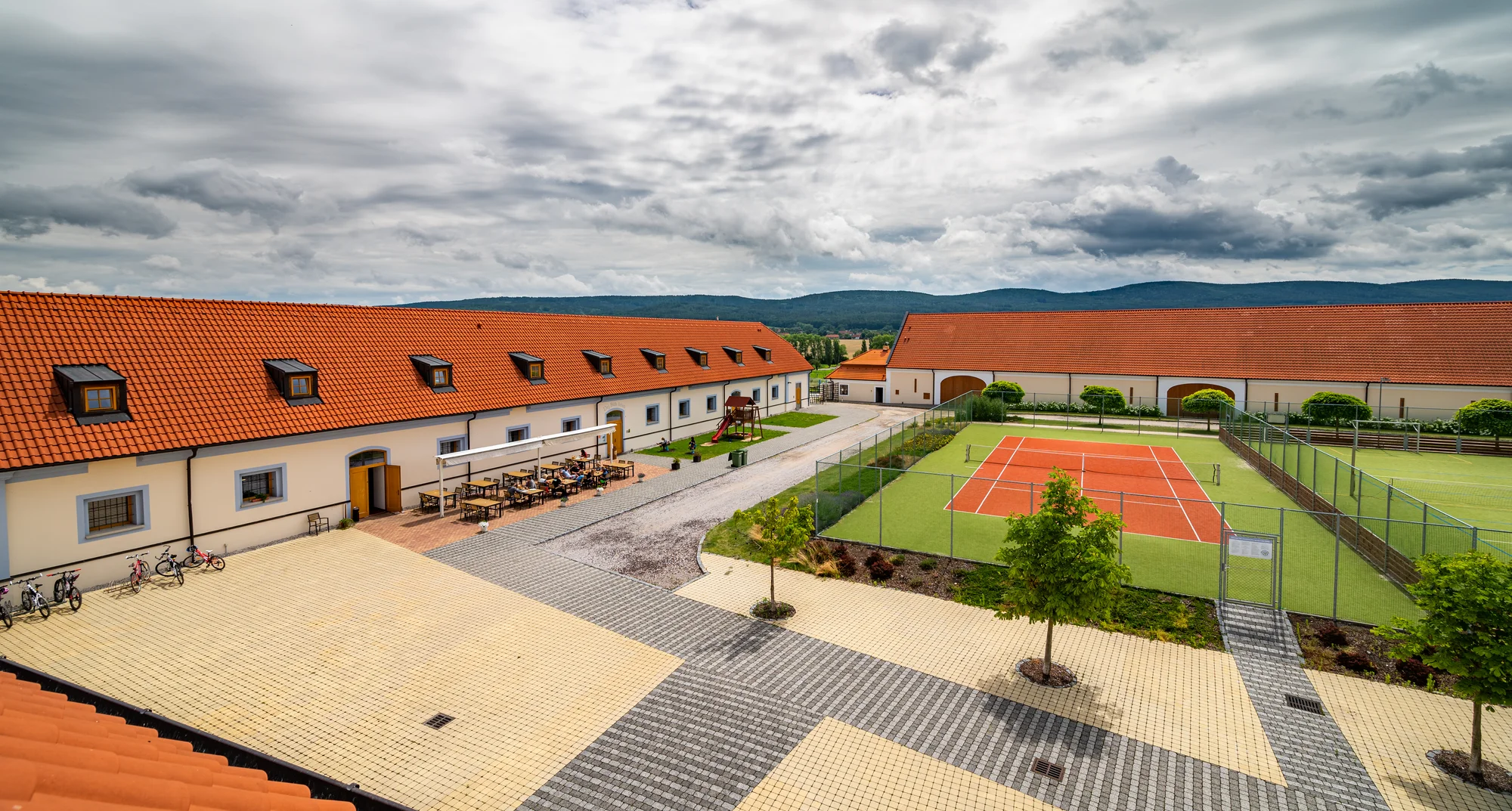 Minigolf v krásném parku a pivo nebo limonáda pro dva či celou rodinu