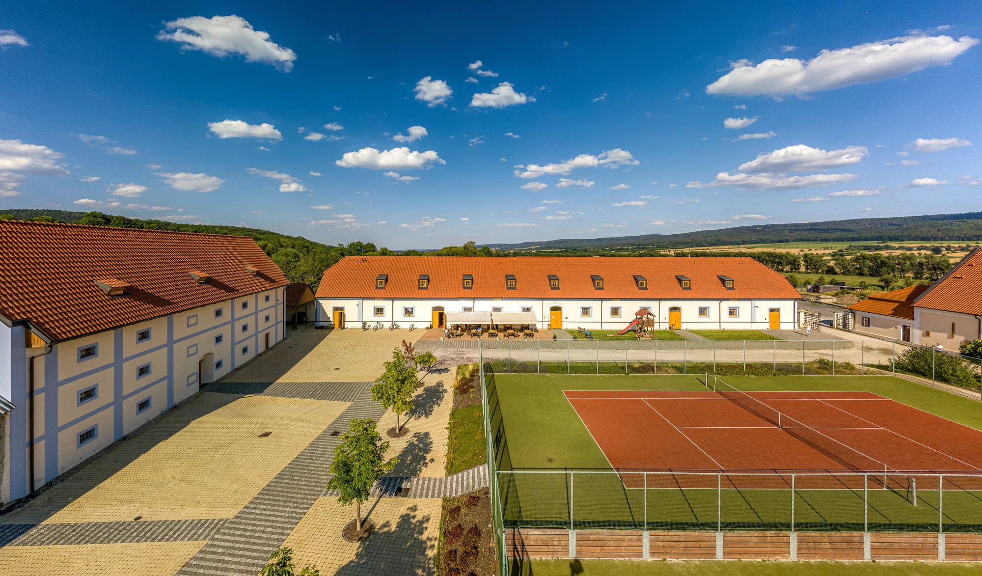 Minigolf v krásném parku a pivo nebo limonáda pro dva či celou rodinu