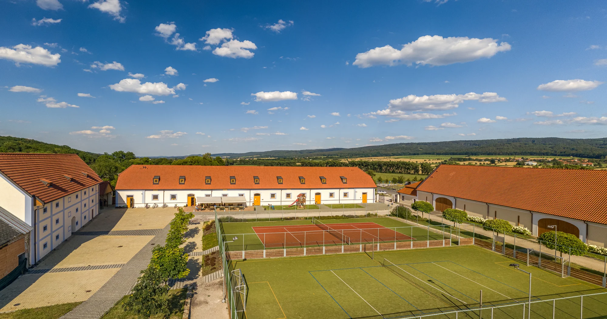 Minigolf v krásném parku a pivo nebo limonáda pro dva či celou rodinu