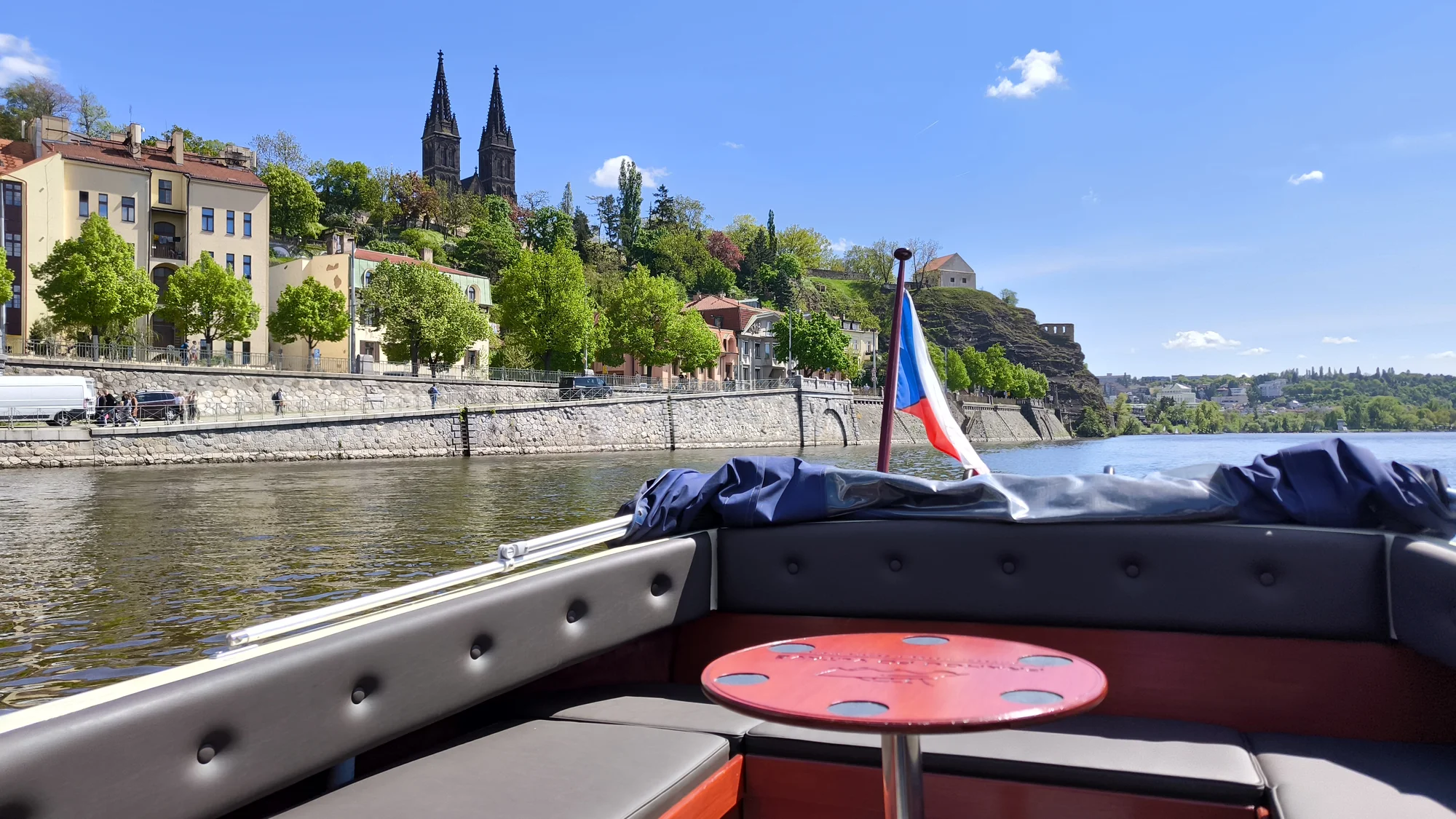 Prahou po Vltavě: privátní plavba po Vltavě až pro 5 osob na 60-120 minut