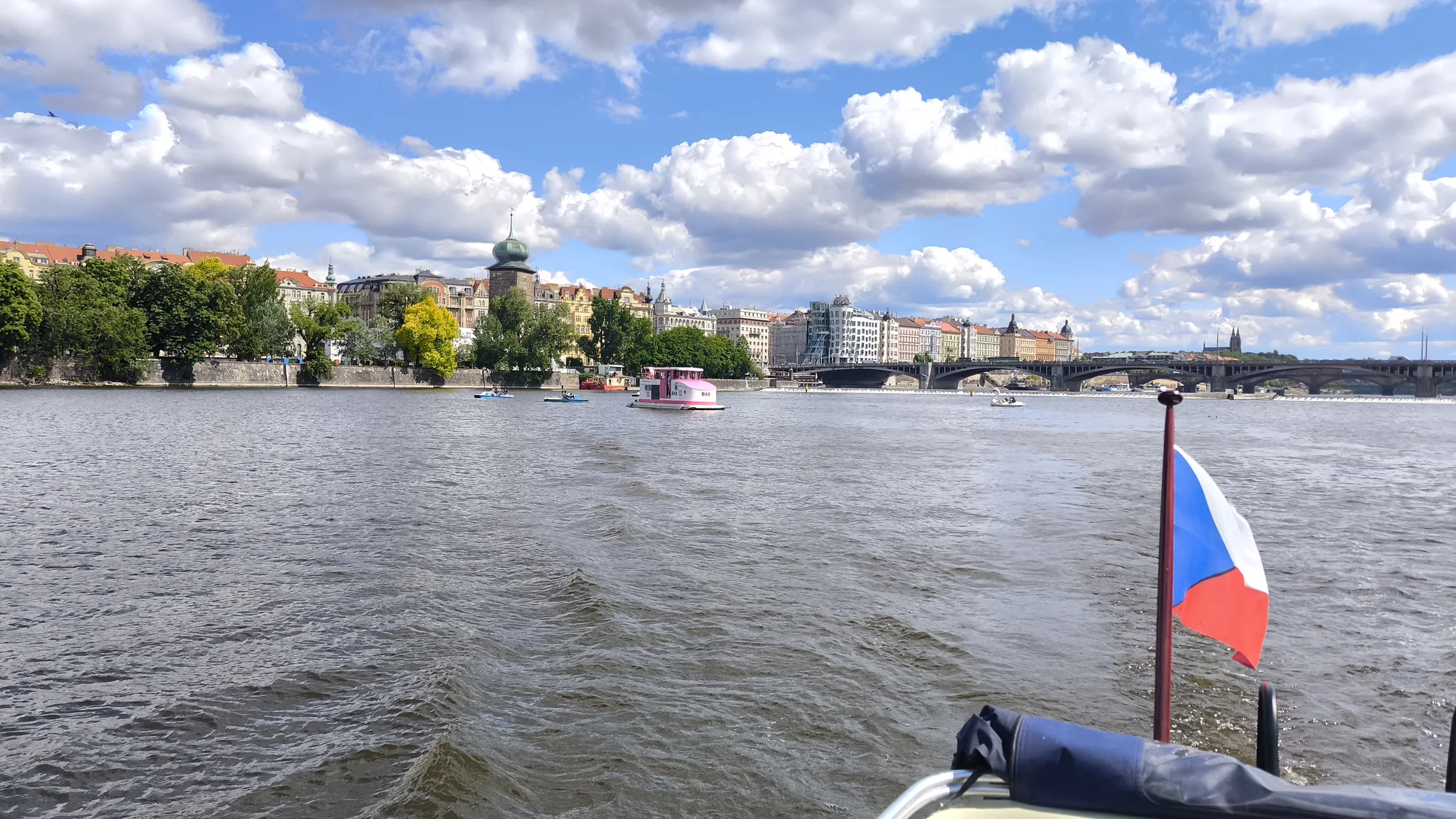 Prahou po Vltavě: privátní plavba po Vltavě až pro 5 osob na 60-120 minut