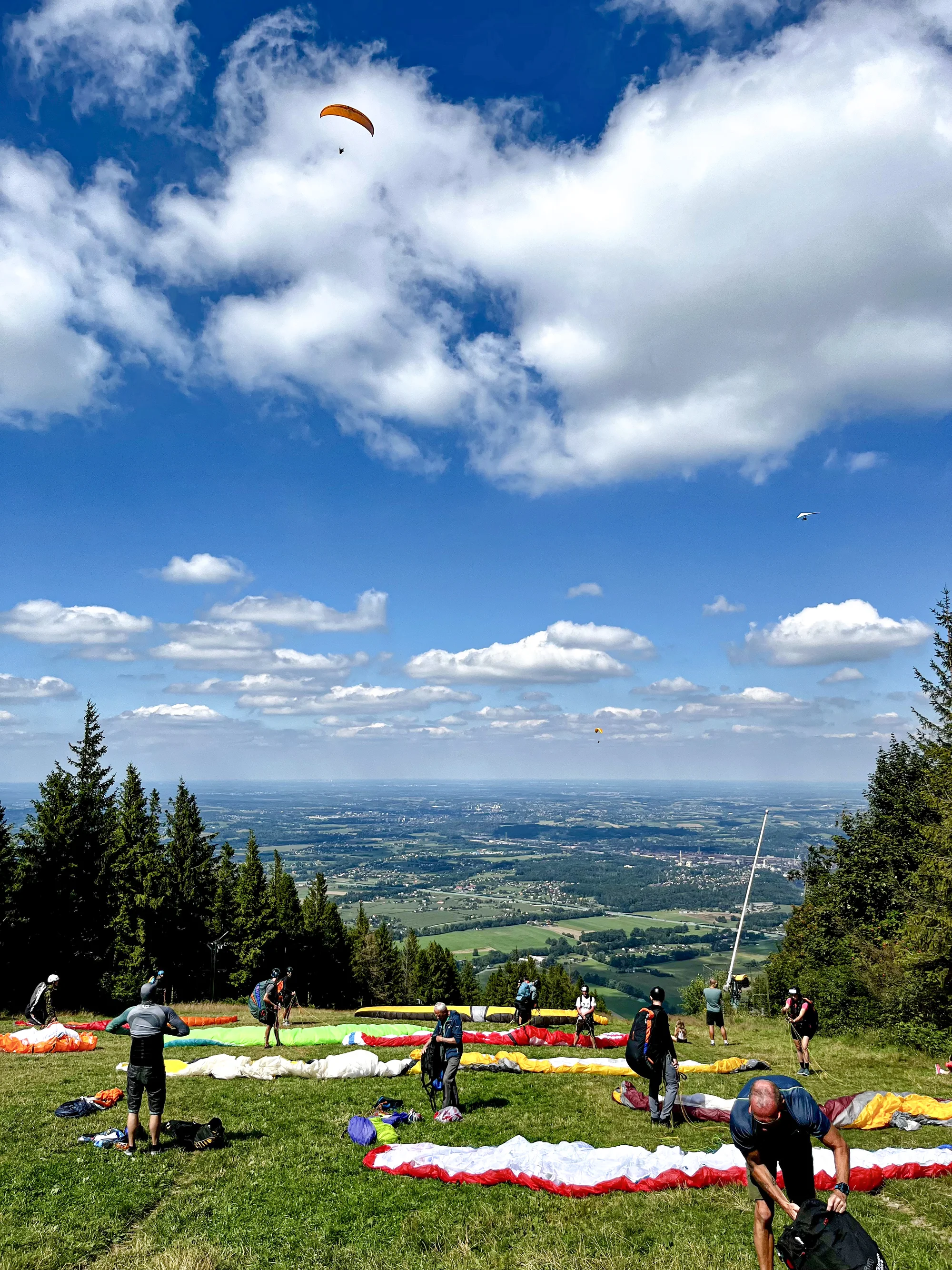 Paraglidingové lety na Javorovém vrchu: vyhlídkový, termický či akrobatický