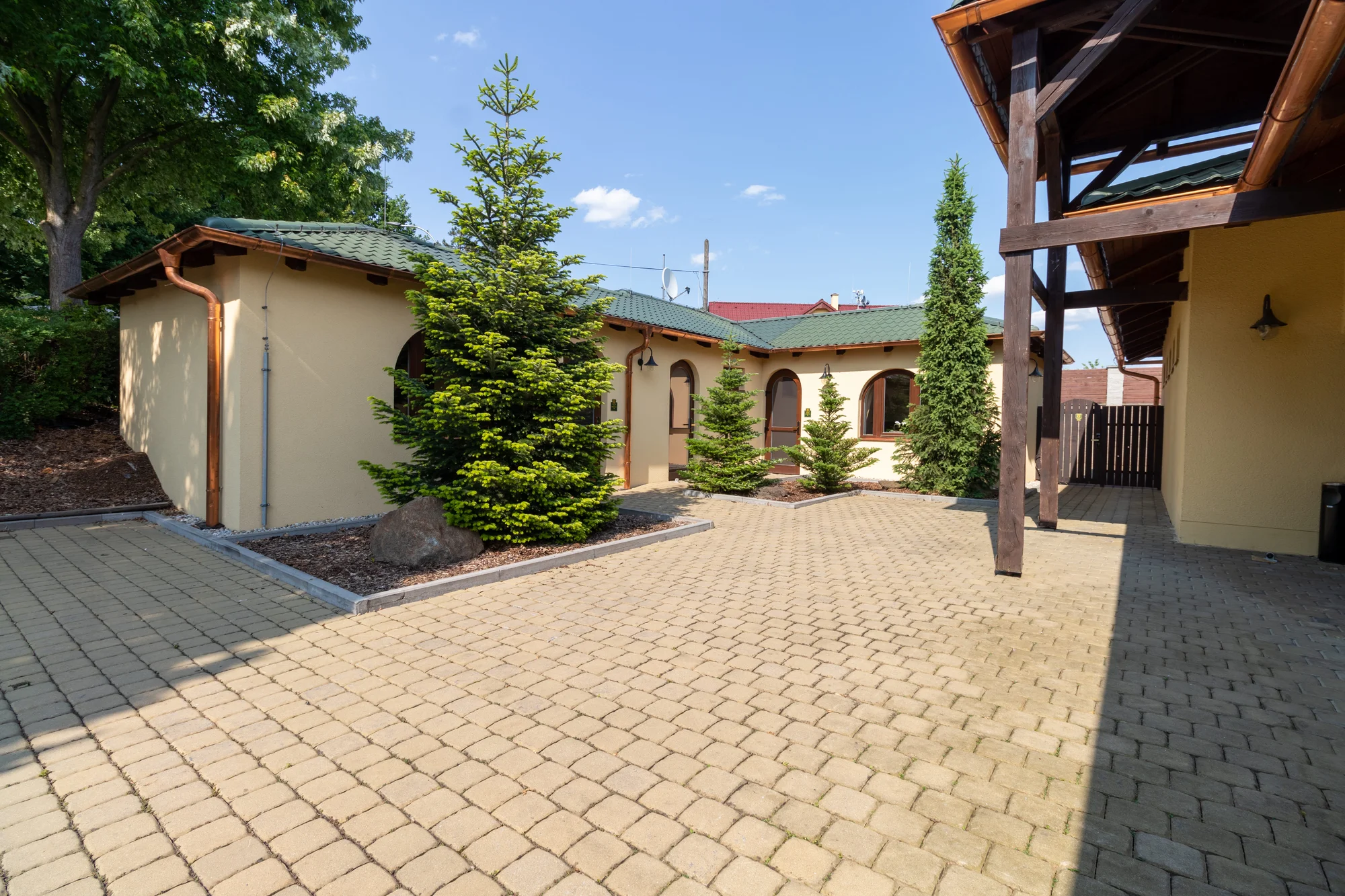 Pobyt v nejlépe hodnoceném hotelu na Strakonicku: snídaně či polopenze, bazén, biotop i wellness