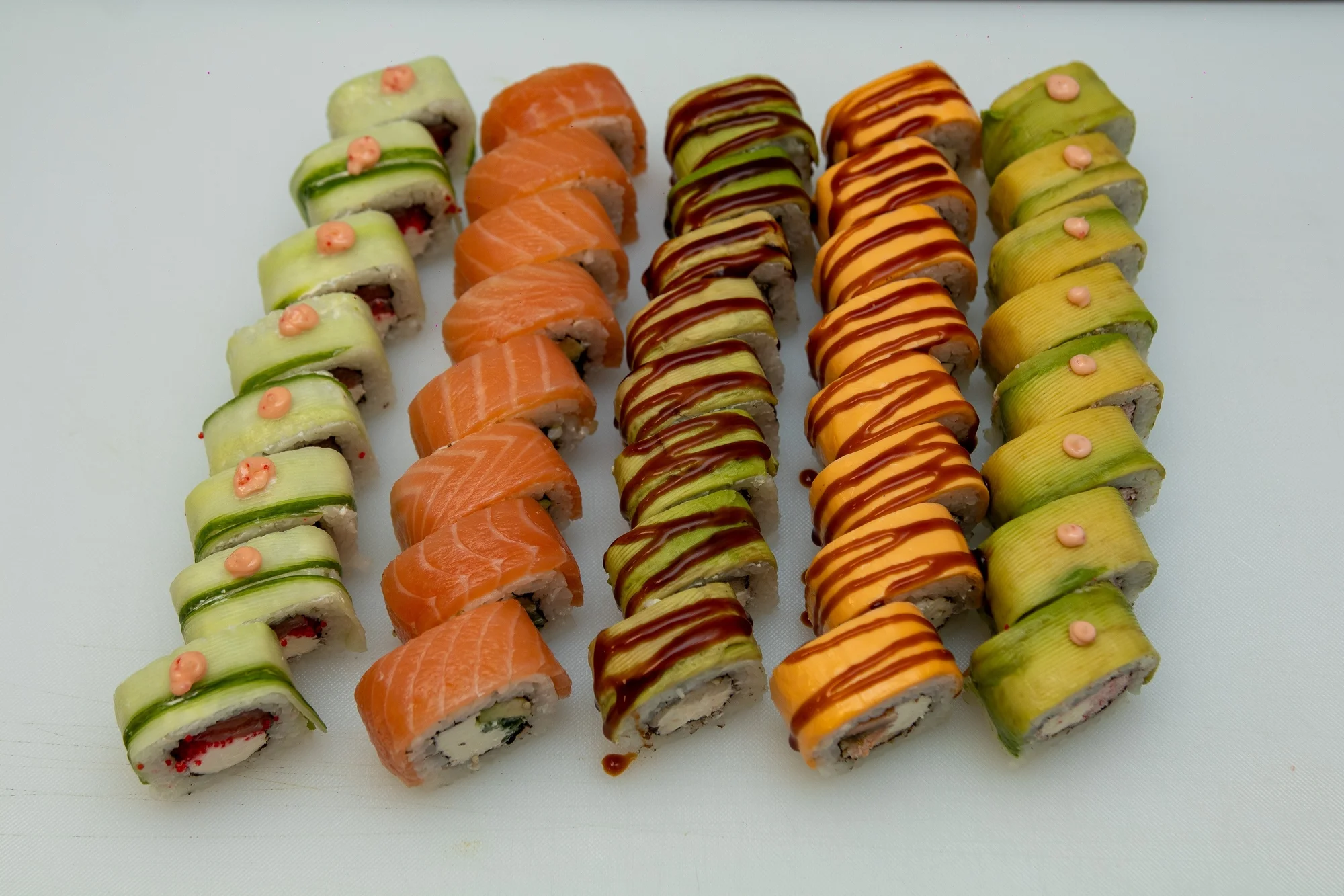 Sushi sety s až 40 kousky na odnos s sebou: s rybami, zapečené i se sýrem Philadelphia