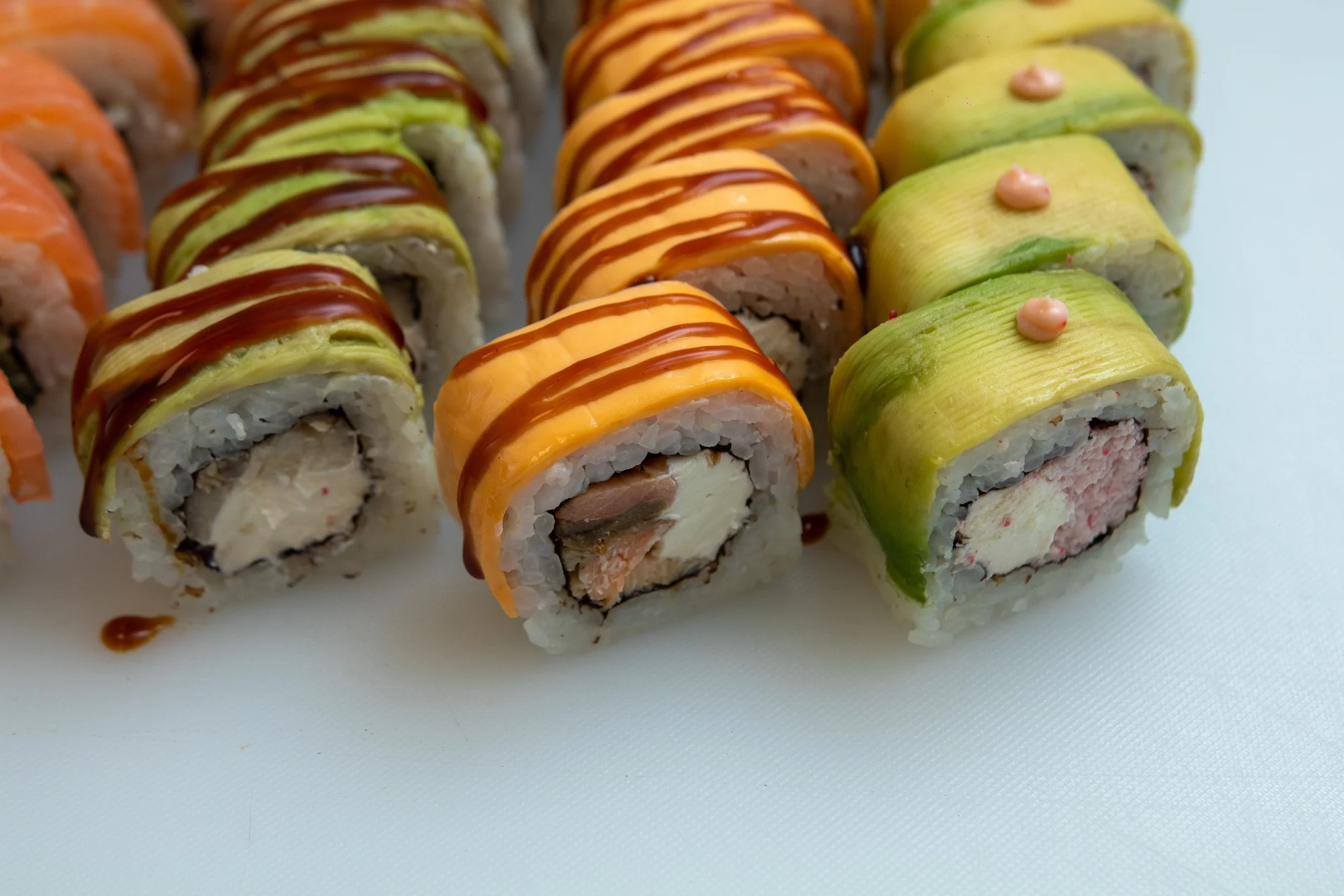 Sushi sety s až 40 kousky na odnos s sebou: s rybami, zapečené i se sýrem Philadelphia