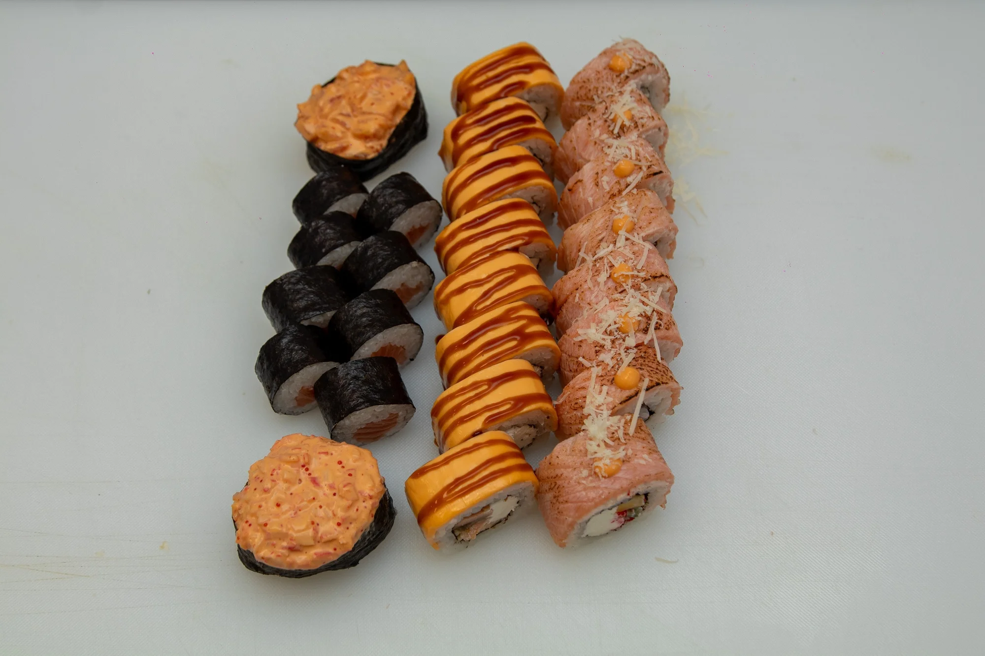 Sushi sety s až 40 kousky na odnos s sebou: s rybami, zapečené i se sýrem Philadelphia