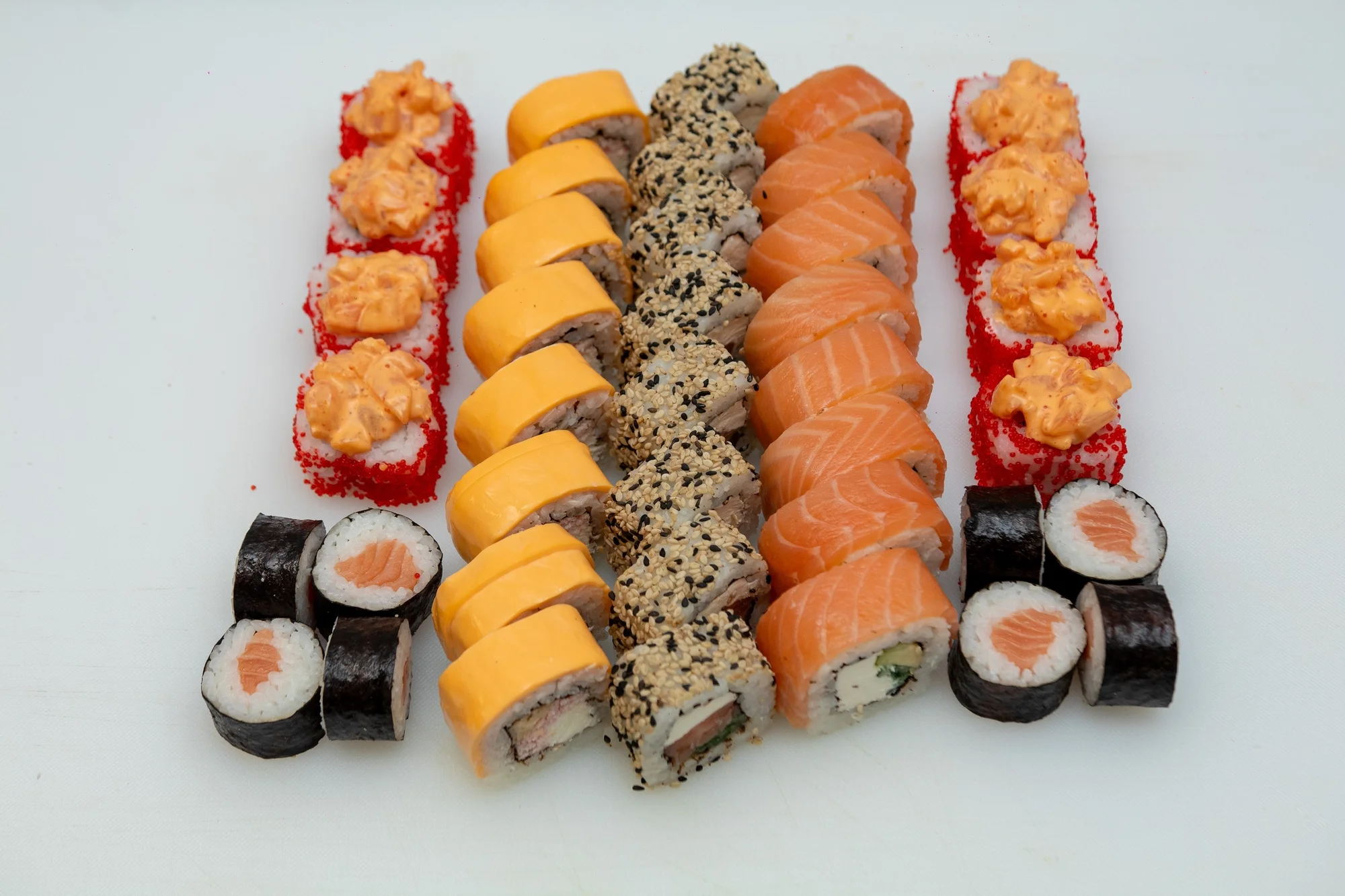 Sushi sety s až 40 kousky na odnos s sebou: s rybami, zapečené i se sýrem Philadelphia