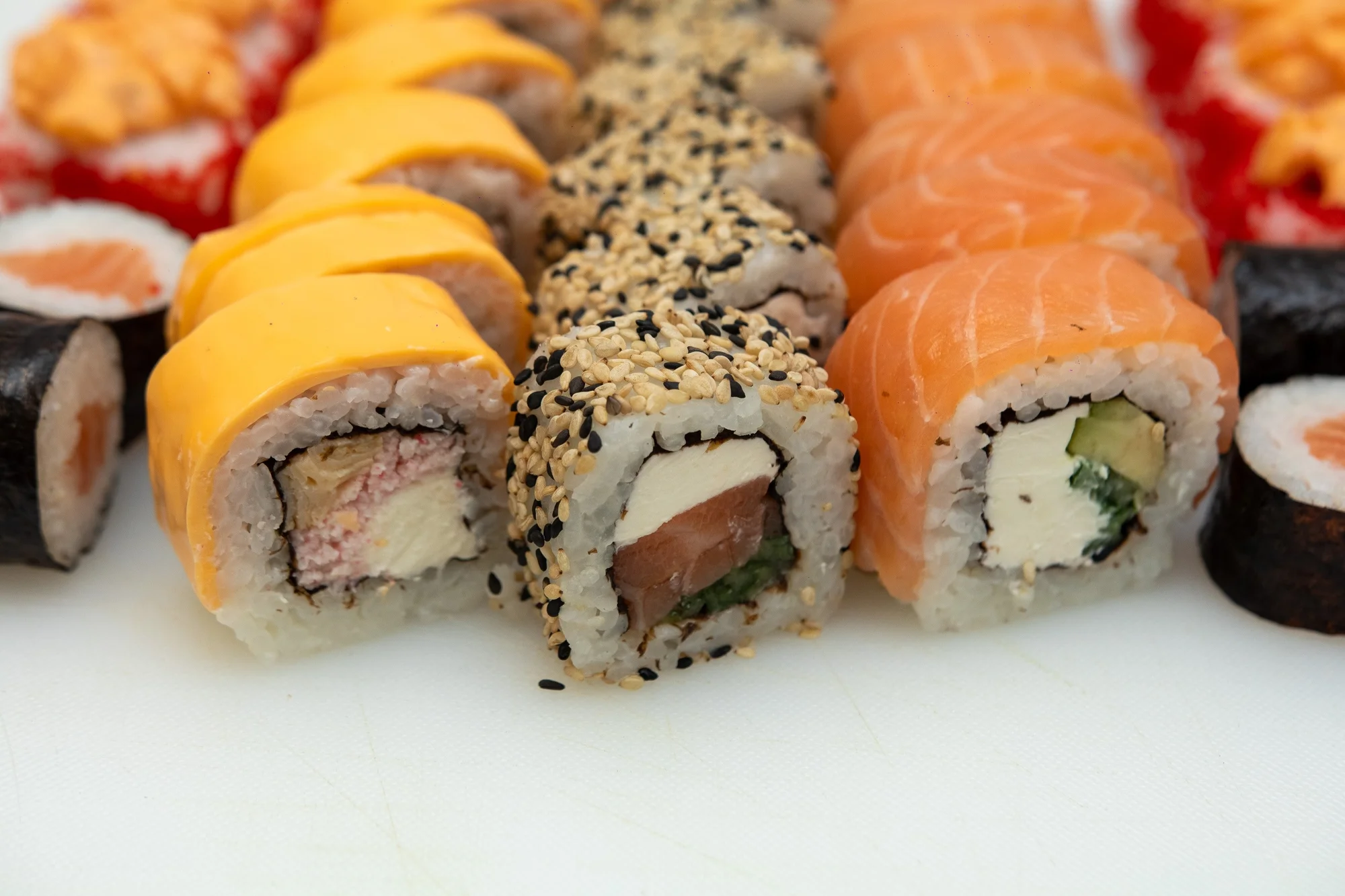 Sushi sety s až 40 kousky na odnos s sebou: s rybami, zapečené i se sýrem Philadelphia