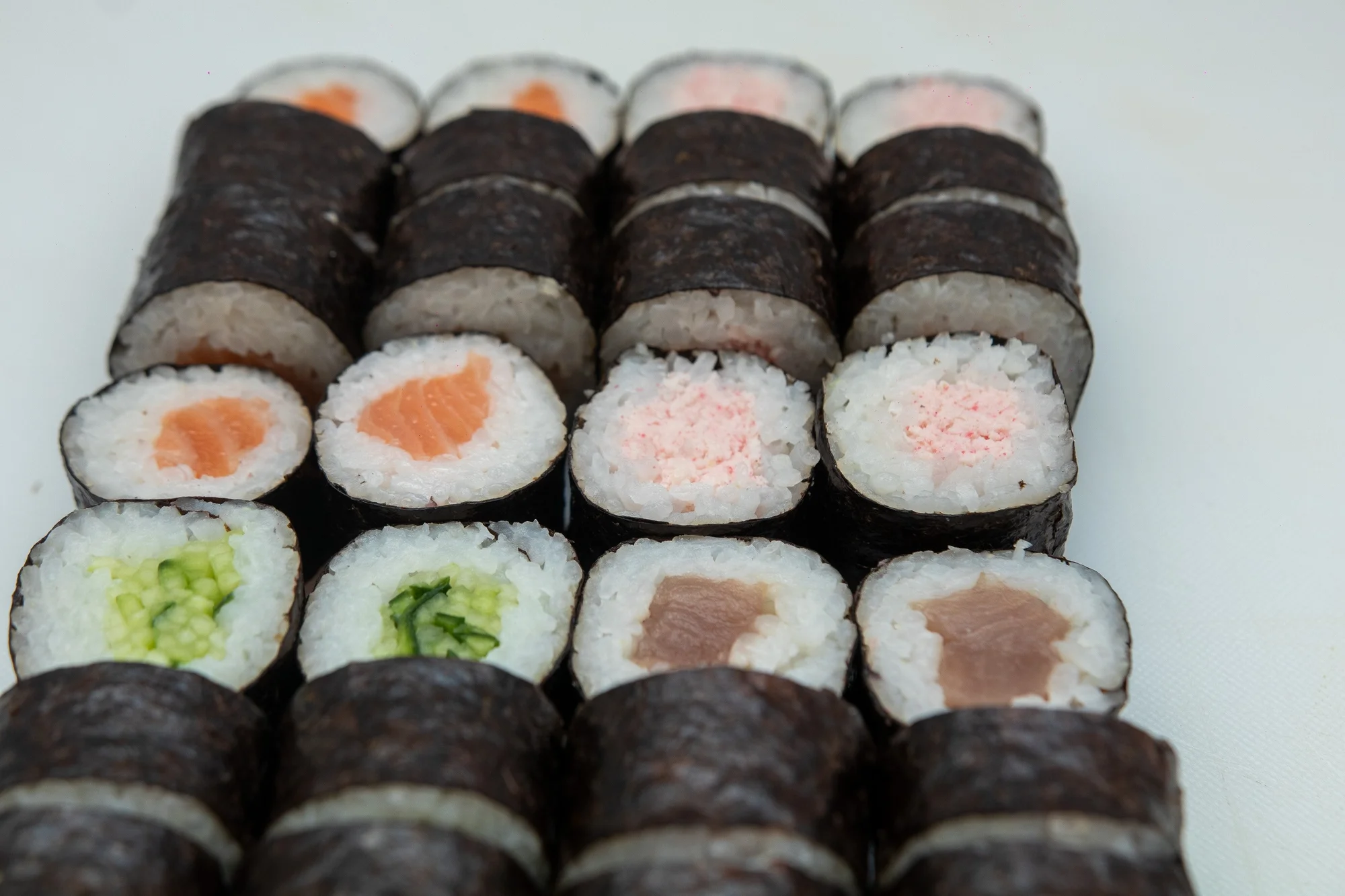 Sushi sety s až 40 kousky na odnos s sebou: s rybami, zapečené i se sýrem Philadelphia