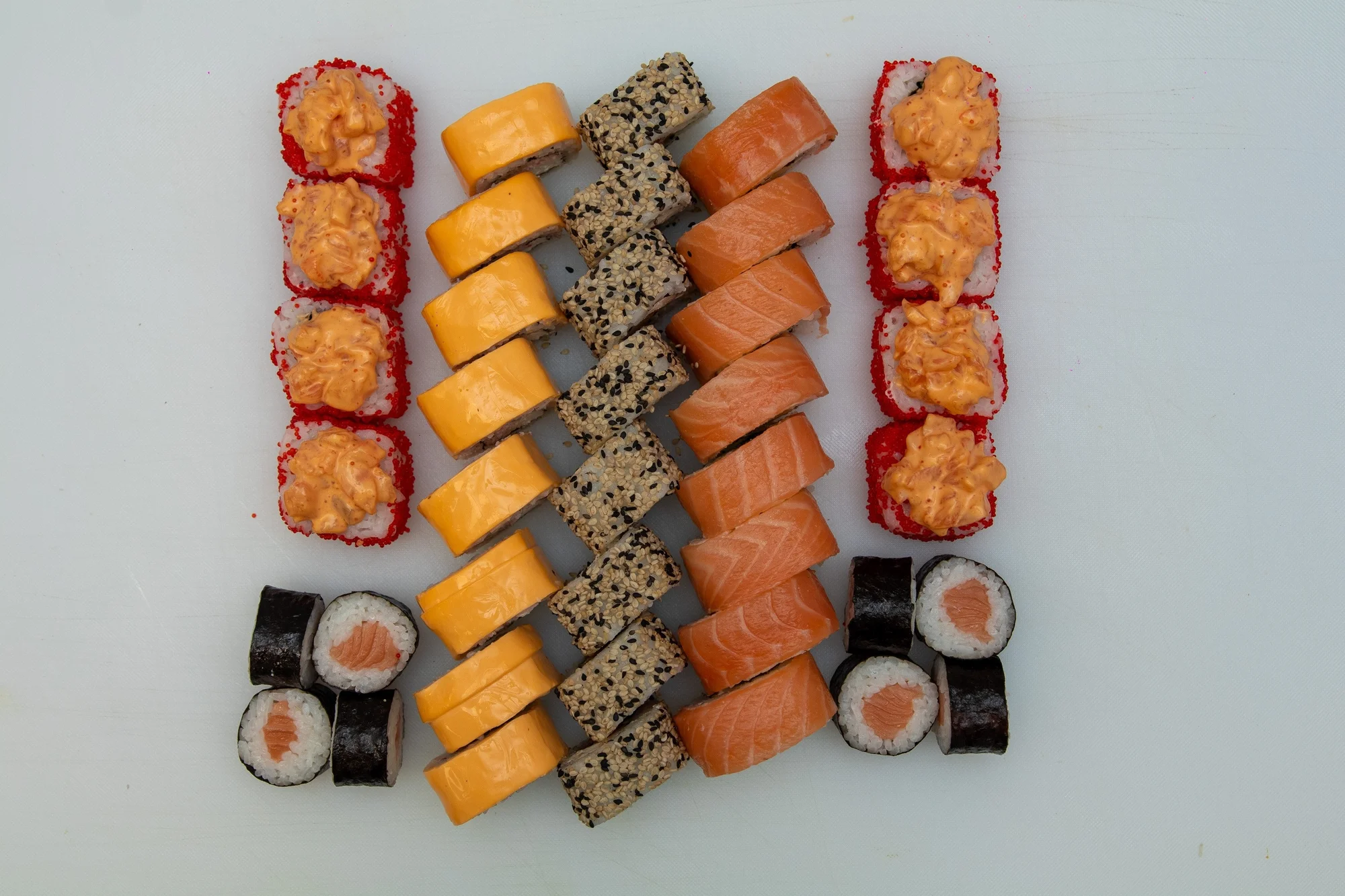 Sushi sety s až 40 kousky na odnos s sebou: s rybami, zapečené i se sýrem Philadelphia