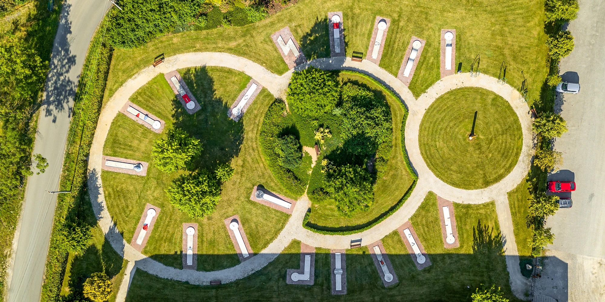 Minigolf v krásném parku a pivo nebo limonáda pro dva či celou rodinu