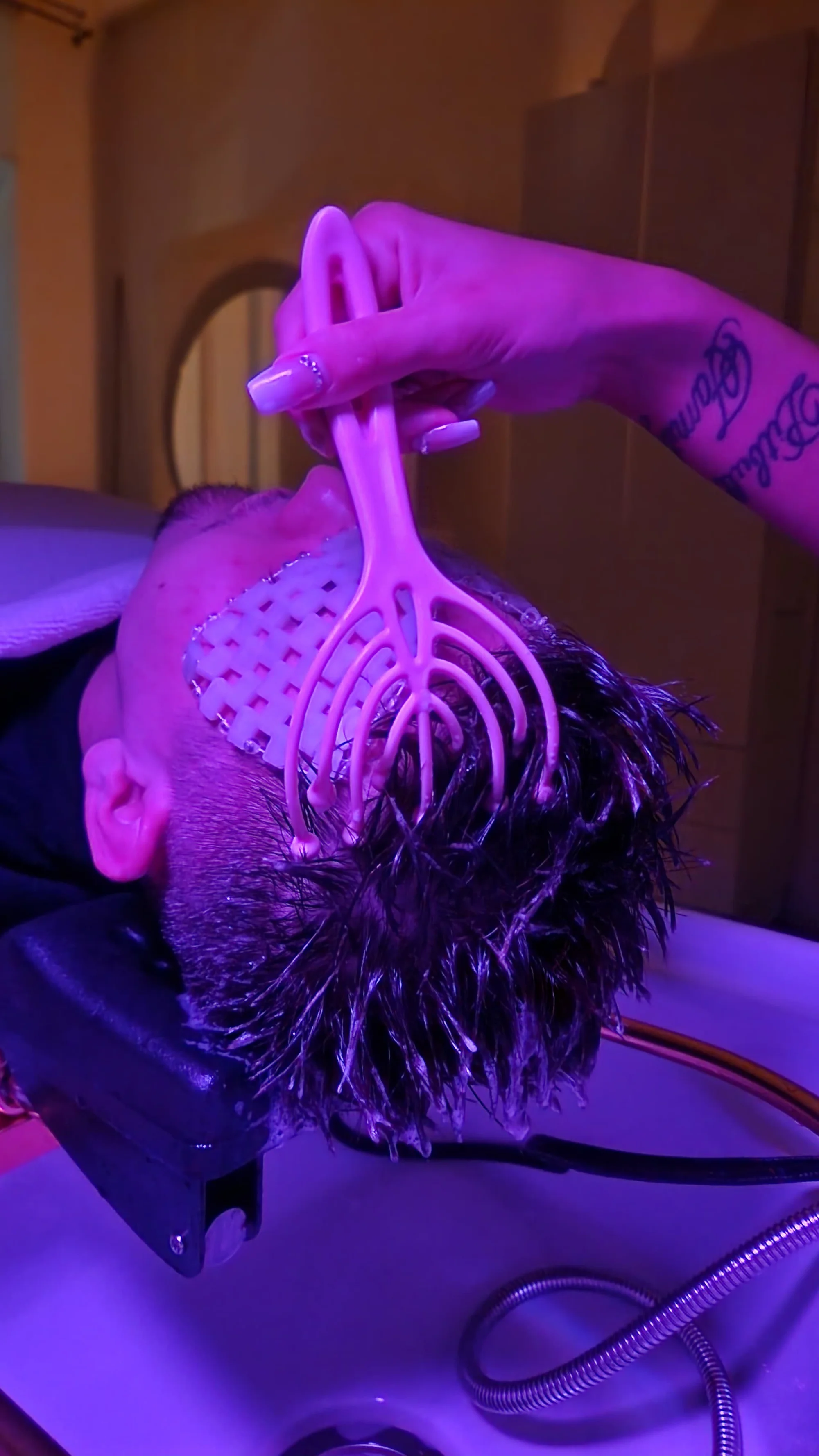 Vlasový wellness pro ženy i muže: diagnostika pokožky, čištění vlasů i masáž hlavy, botox či nanoplastika