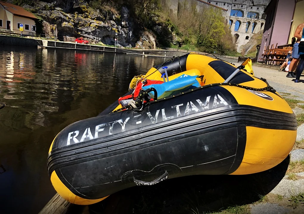 Výlety na raftu po Vltavě pro 2-4 osoby: nádherné trasy Českým Krumlovem a okolím