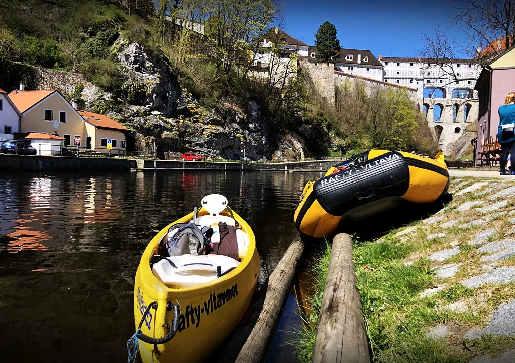 Výlety na raftu po Vltavě pro 2-4 osoby: nádherné trasy Českým Krumlovem a okolím