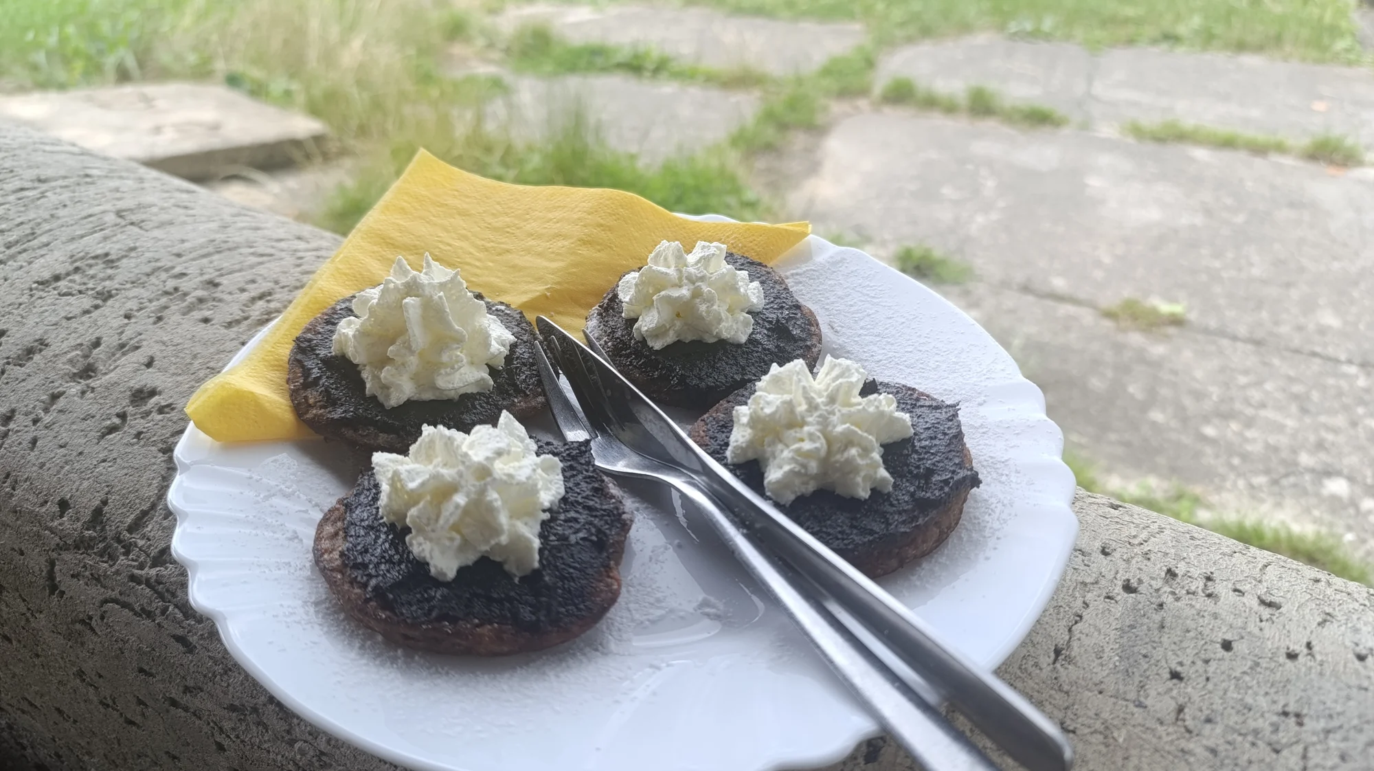 Tříchodové menu s gulášem nebo domácím chlebem s pečeným masem pro dva