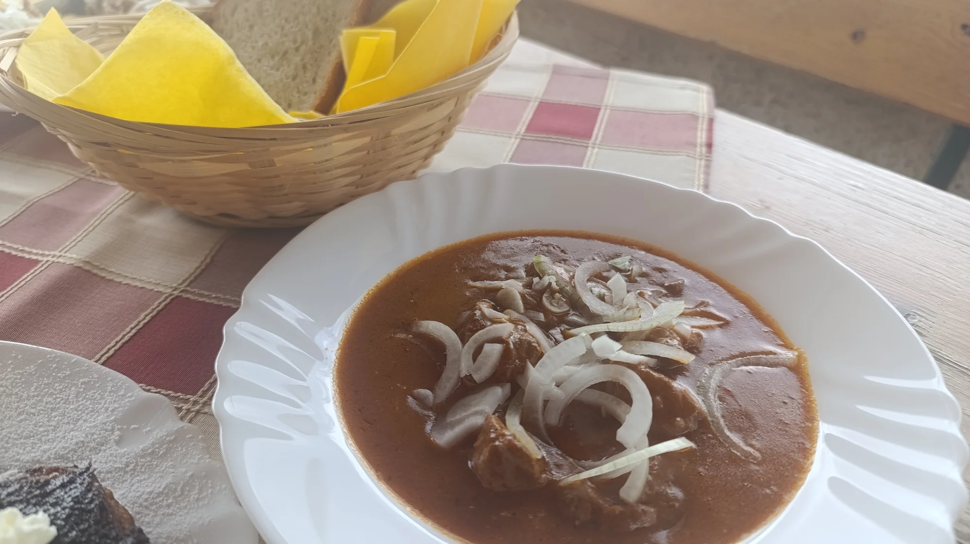 Tříchodové menu s gulášem nebo domácím chlebem s pečeným masem pro dva