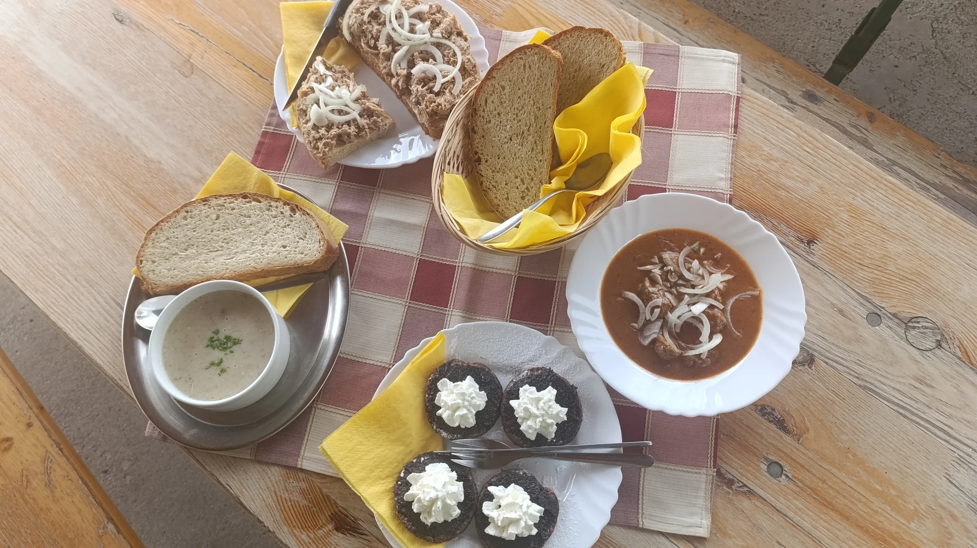 Tříchodové menu s gulášem nebo domácím chlebem s pečeným masem pro dva
