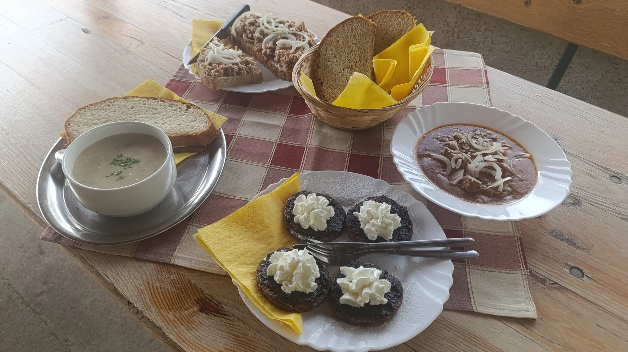 Tříchodové menu s gulášem nebo domácím chlebem s pečeným masem pro dva