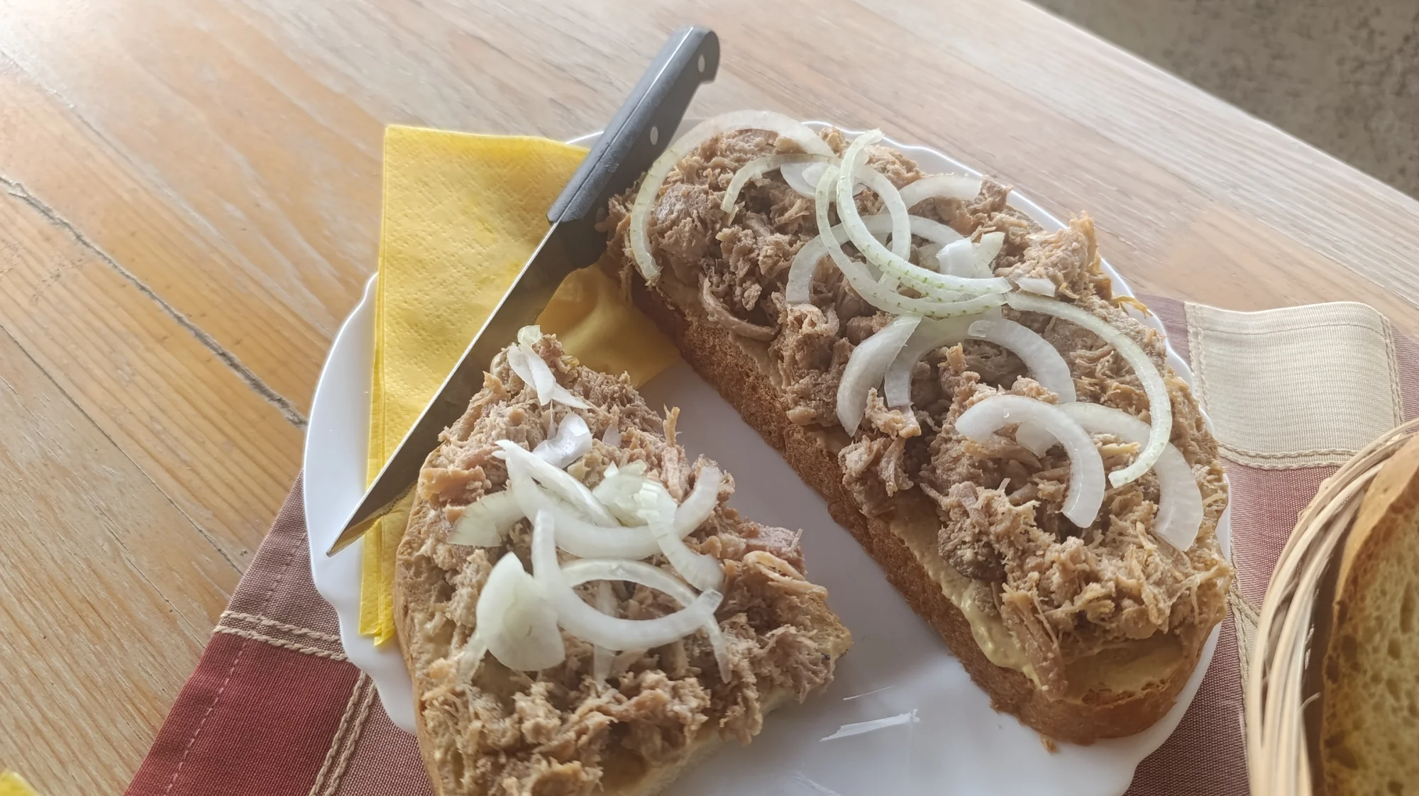 Tříchodové menu s gulášem nebo domácím chlebem s pečeným masem pro dva