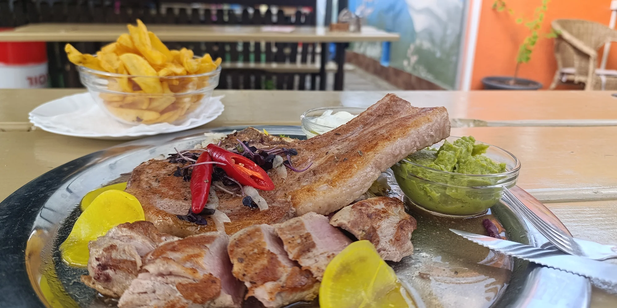 Tomahawk steak a panenka z vepřové svíčkové, hranolky, omáčky a zelenina pro dva