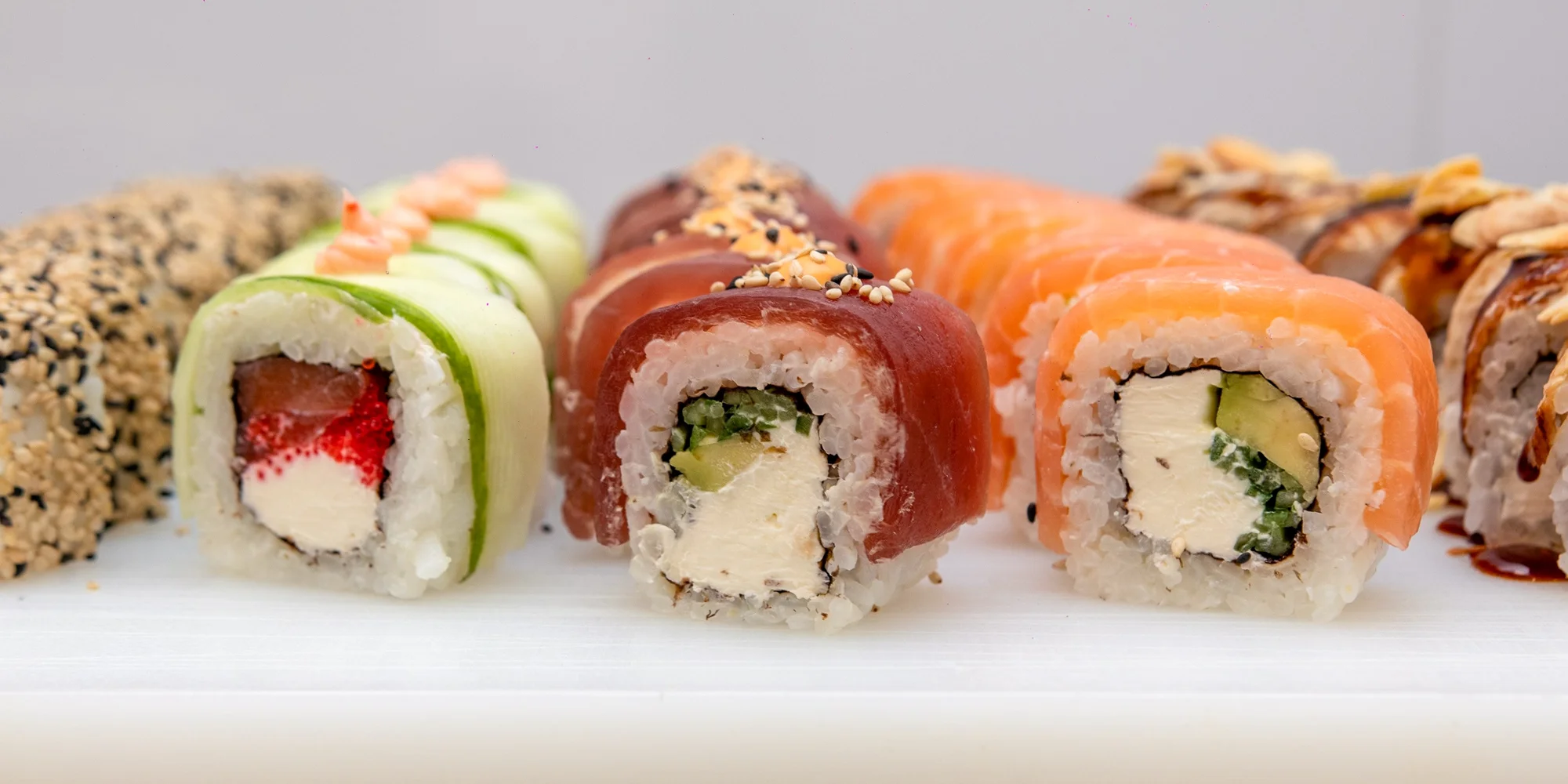 Sushi sety s až 40 kousky na odnos s sebou: s rybami, zapečené i se sýrem Philadelphia