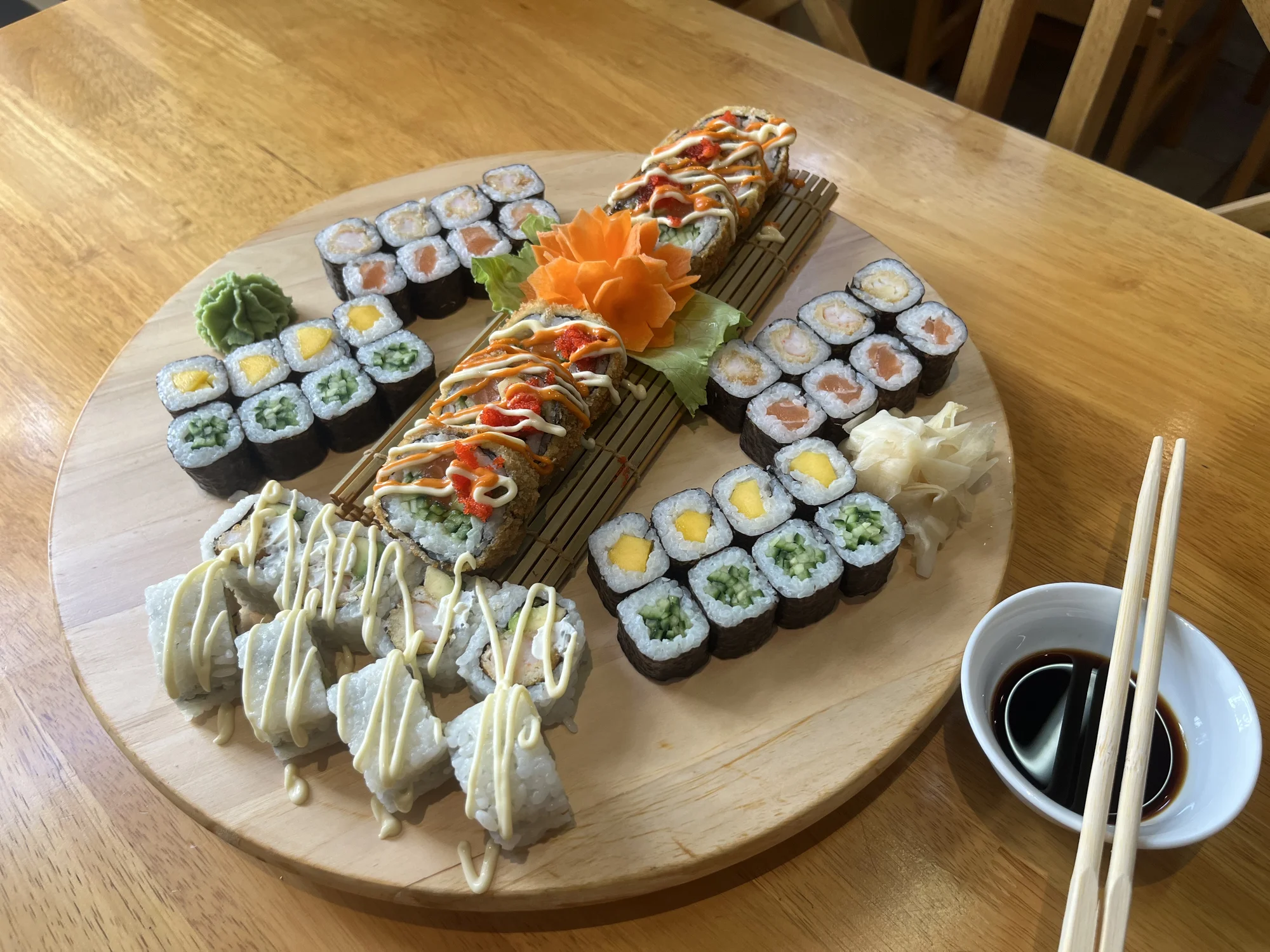 Sushi sety s rybou i vege: 18–66 kousků maki, nigiri, california i miso polévka