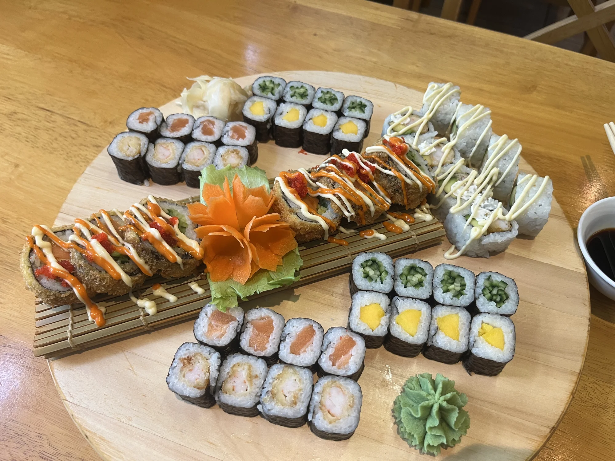 Sushi sety s rybou i vege: 18–66 kousků maki, nigiri, california i miso polévka