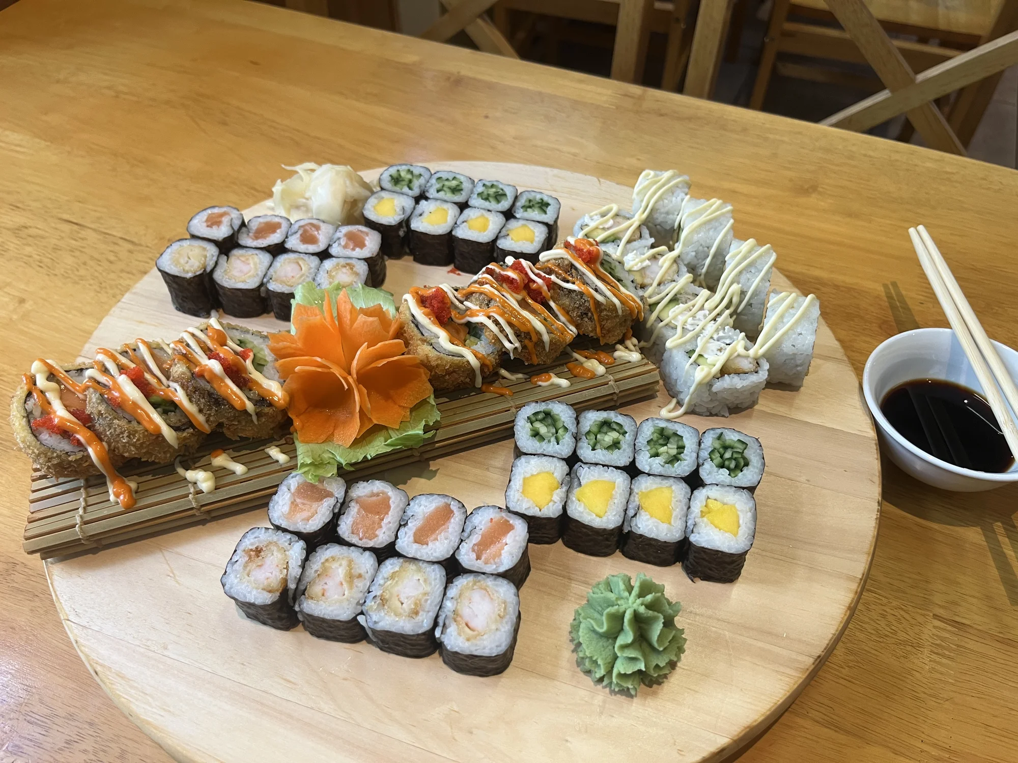 Sushi sety s rybou i vege: 18–66 kousků maki, nigiri, california i miso polévka
