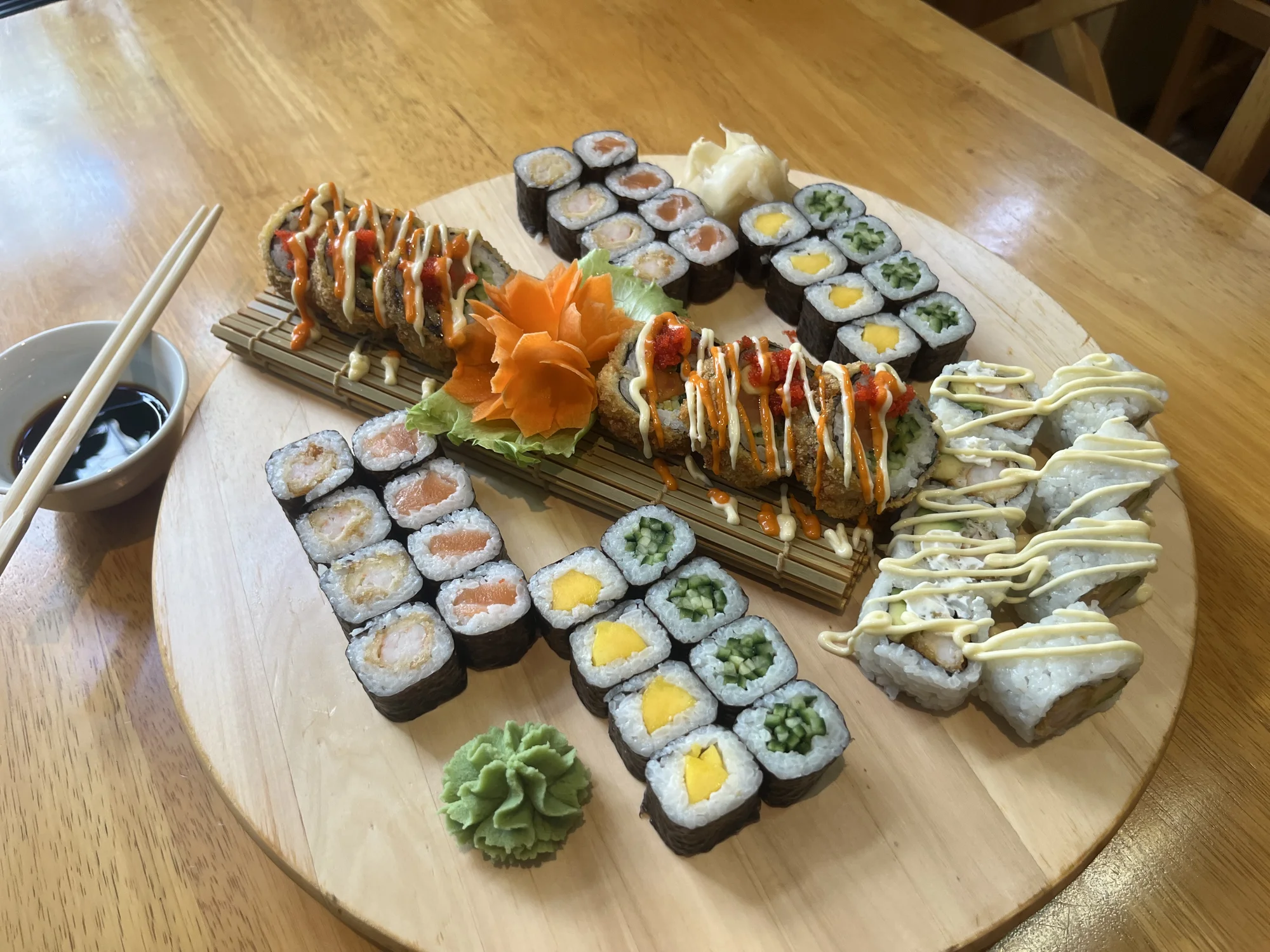 Sushi sety s rybou i vege: 18–66 kousků maki, nigiri, california i miso polévka