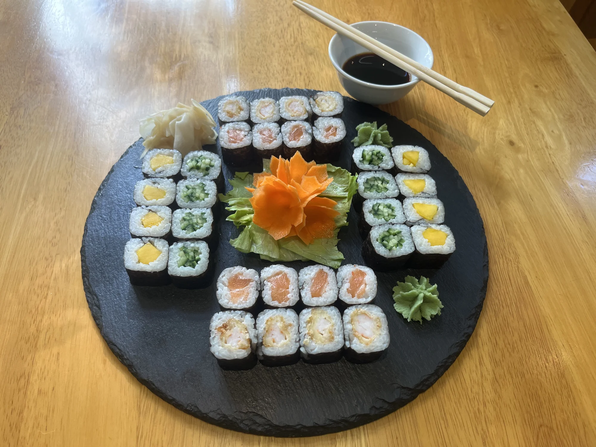 Sushi sety s rybou i vege: 18–66 kousků maki, nigiri, california i miso polévka