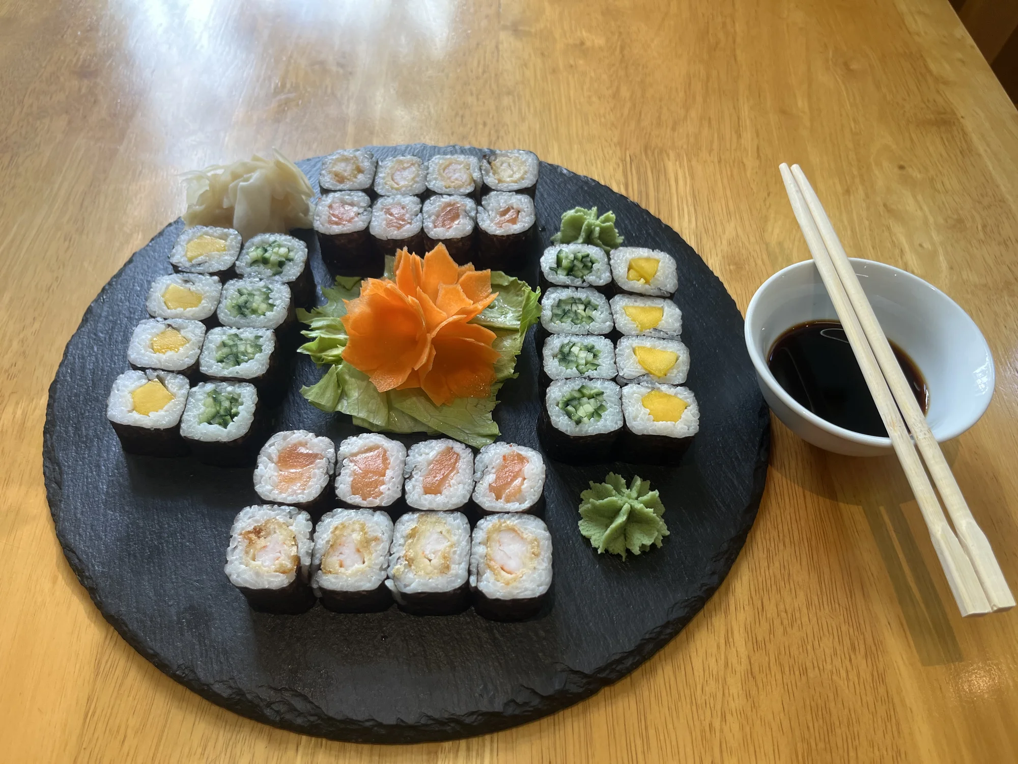 Sushi sety s rybou i vege: 18–66 kousků maki, nigiri, california i miso polévka