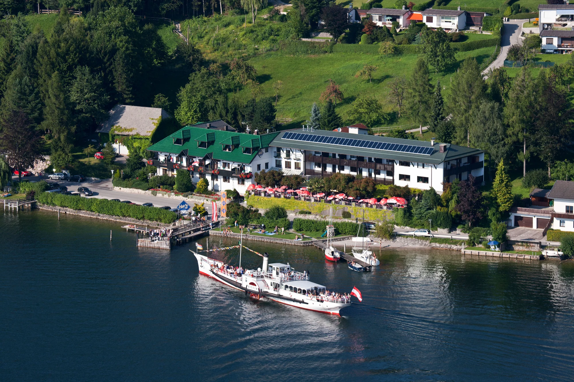 Solná komora a Traunsee: hotel přímo u jezera, neomezený wellness i snídaně