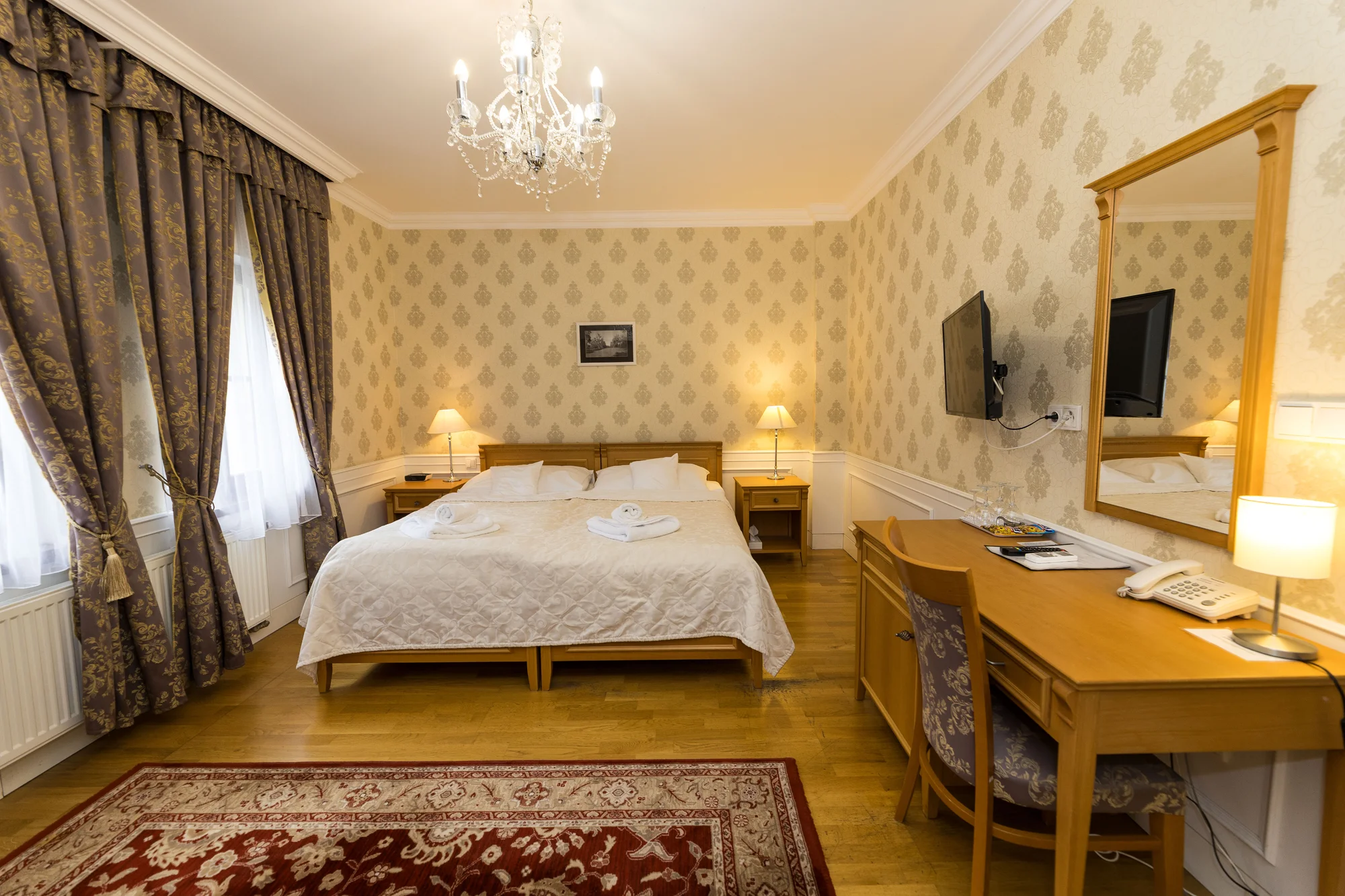 Dovolená v Zámeckém hotelu Lednice: terasa s výhledem na zámek, snídaně či polopenze a víno