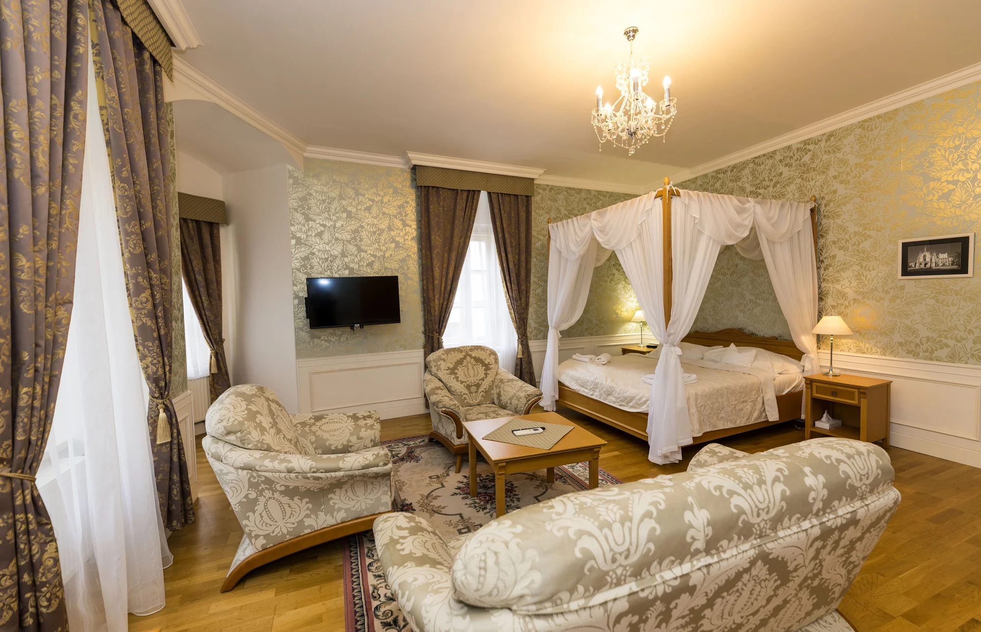 Dovolená v Zámeckém hotelu Lednice: terasa s výhledem na zámek, snídaně či polopenze a víno