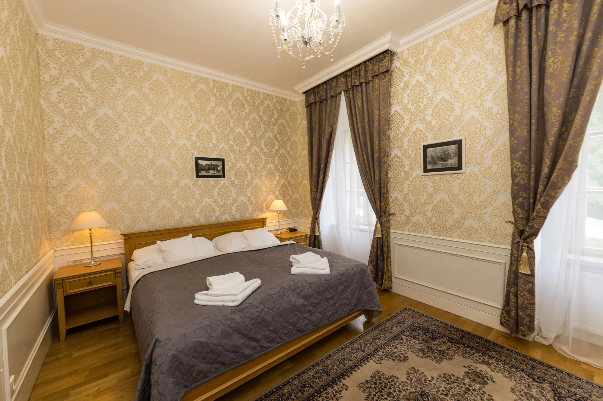 Dovolená v Zámeckém hotelu Lednice: terasa s výhledem na zámek, snídaně či polopenze a víno