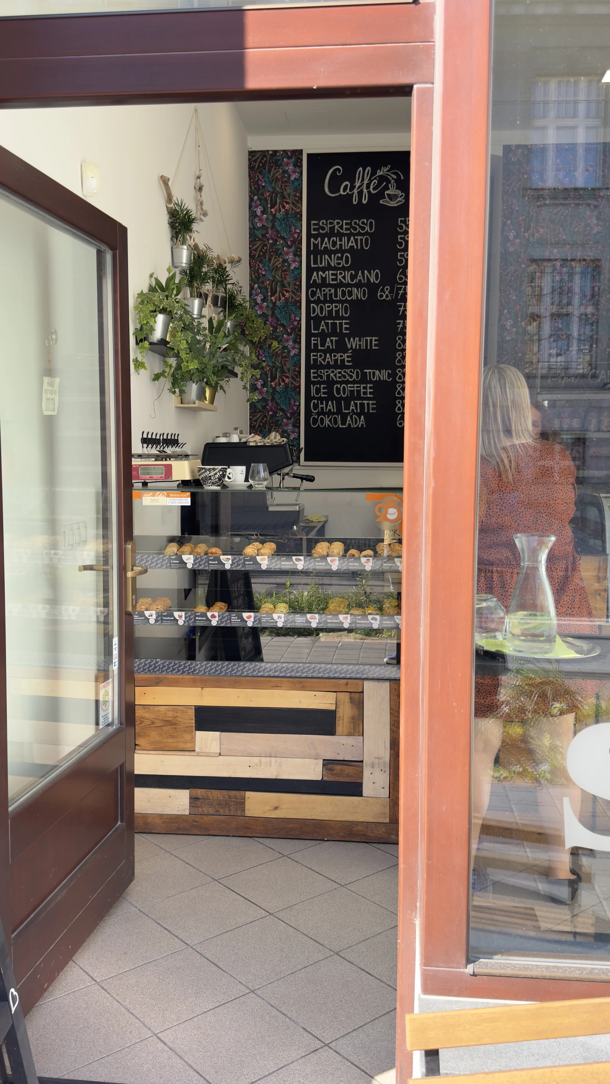 Vouchery na 100 či 300 Kč do kavárny v centru Ostravy: káva, smoothies, bagely ad.