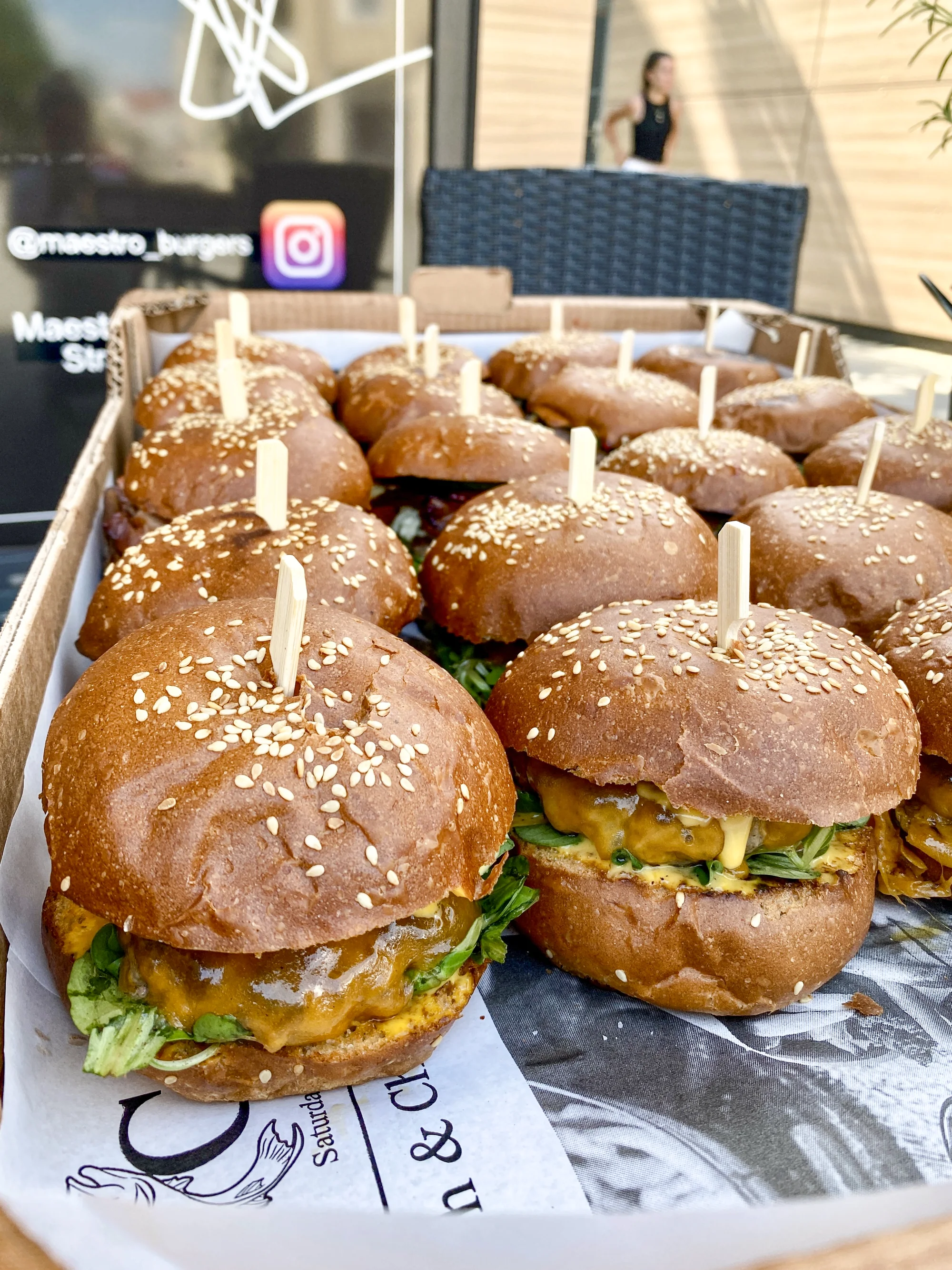 Burger s hovězím masem, modrým sýrem a slaninou vč. hranolků: 1-2 osoby