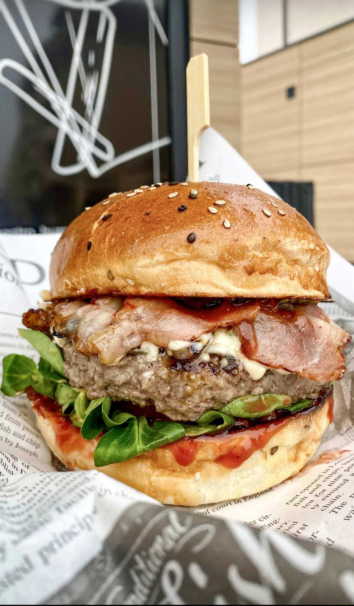 Burger s hovězím masem, modrým sýrem a slaninou vč. hranolků: 1-2 osoby