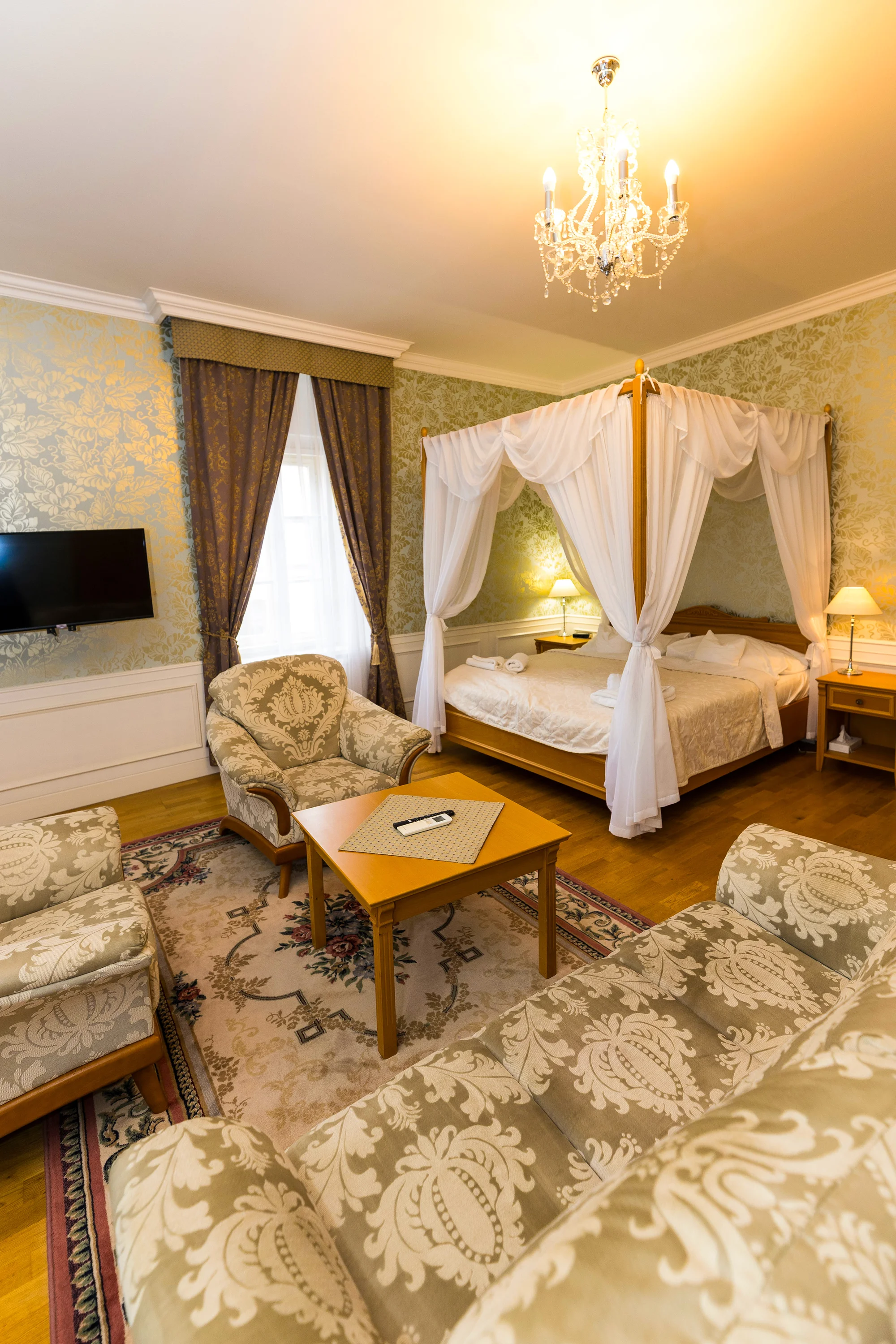 Dovolená v Zámeckém hotelu Lednice: terasa s výhledem na zámek, snídaně či polopenze a víno