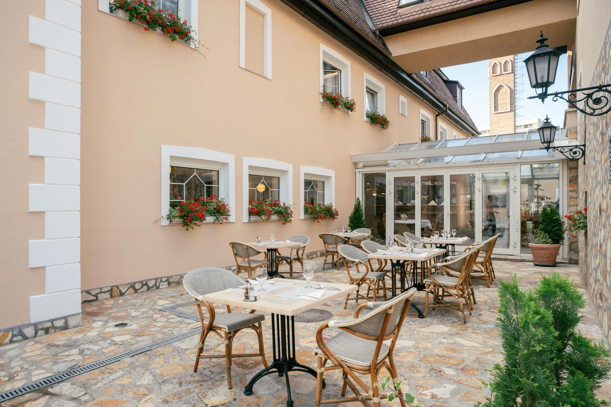 Zrekonstruovaný hotel v maďarském Miskolci: snídaně či polopenze, lázně a krásná příroda pohoří Bükk