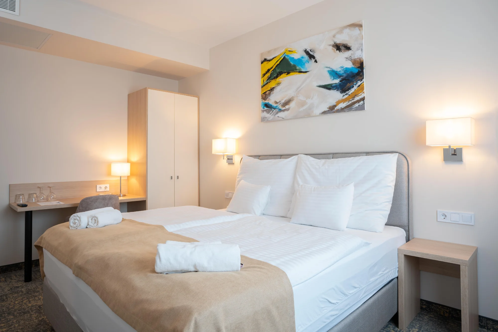 Zrekonstruovaný hotel v maďarském Miskolci: snídaně či polopenze, lázně a krásná příroda pohoří Bükk
