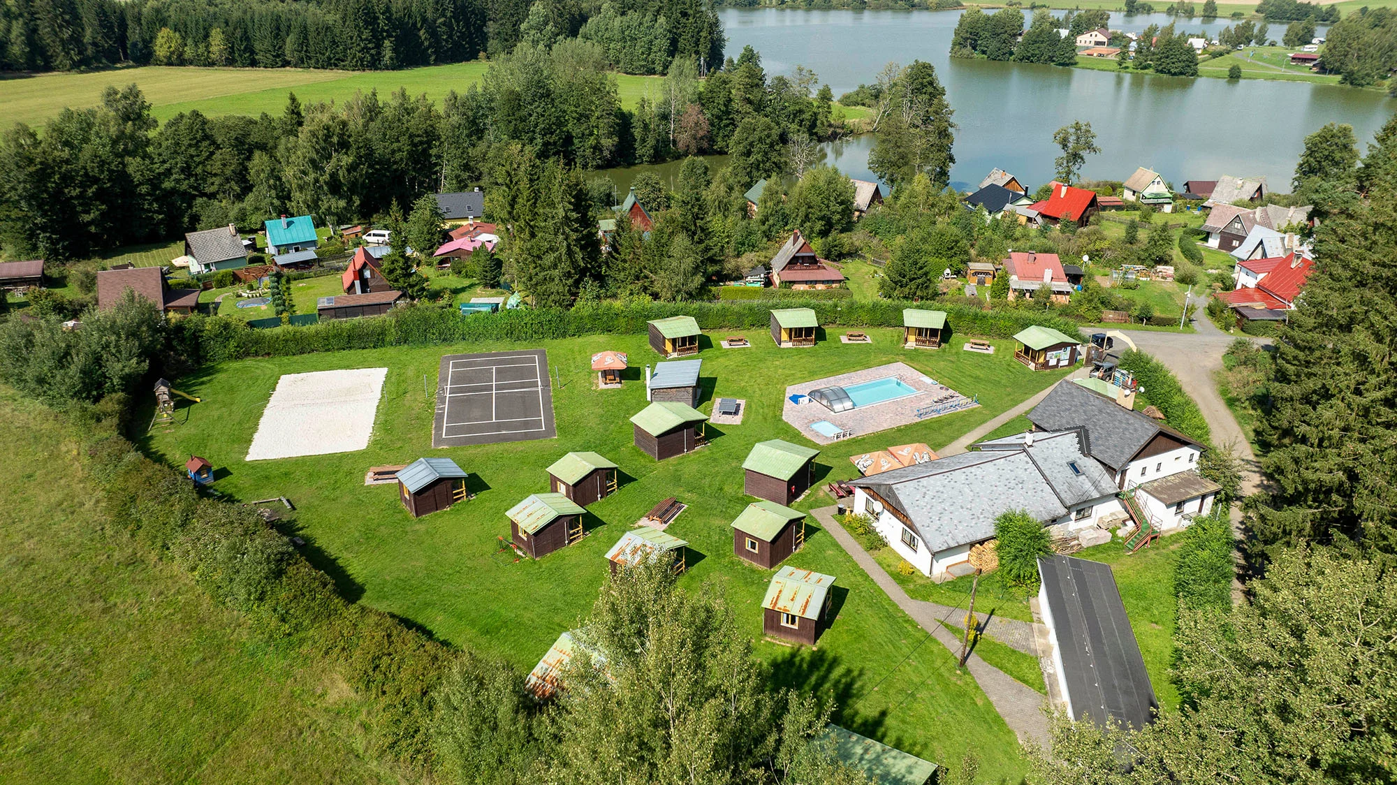 Chatka v kempu u Mariánek pro dva i rodinu: snídaně, bazén i sportovní vyžití